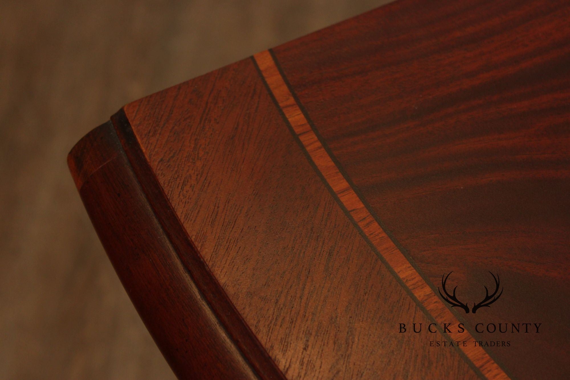 Thomasville 'Kent Park' Pair of Mahogany Nightstands