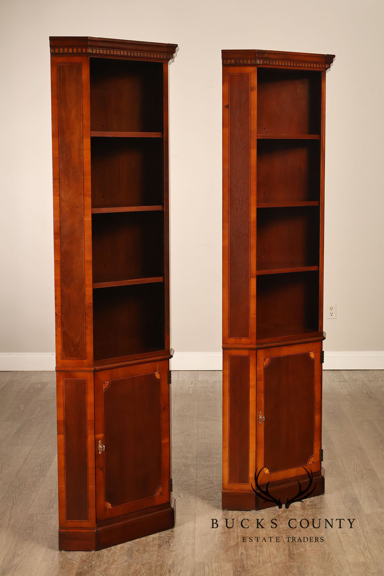 Hekman Copley Place Federal Style Pair Of Inlaid Mahogany Corner Cabinets