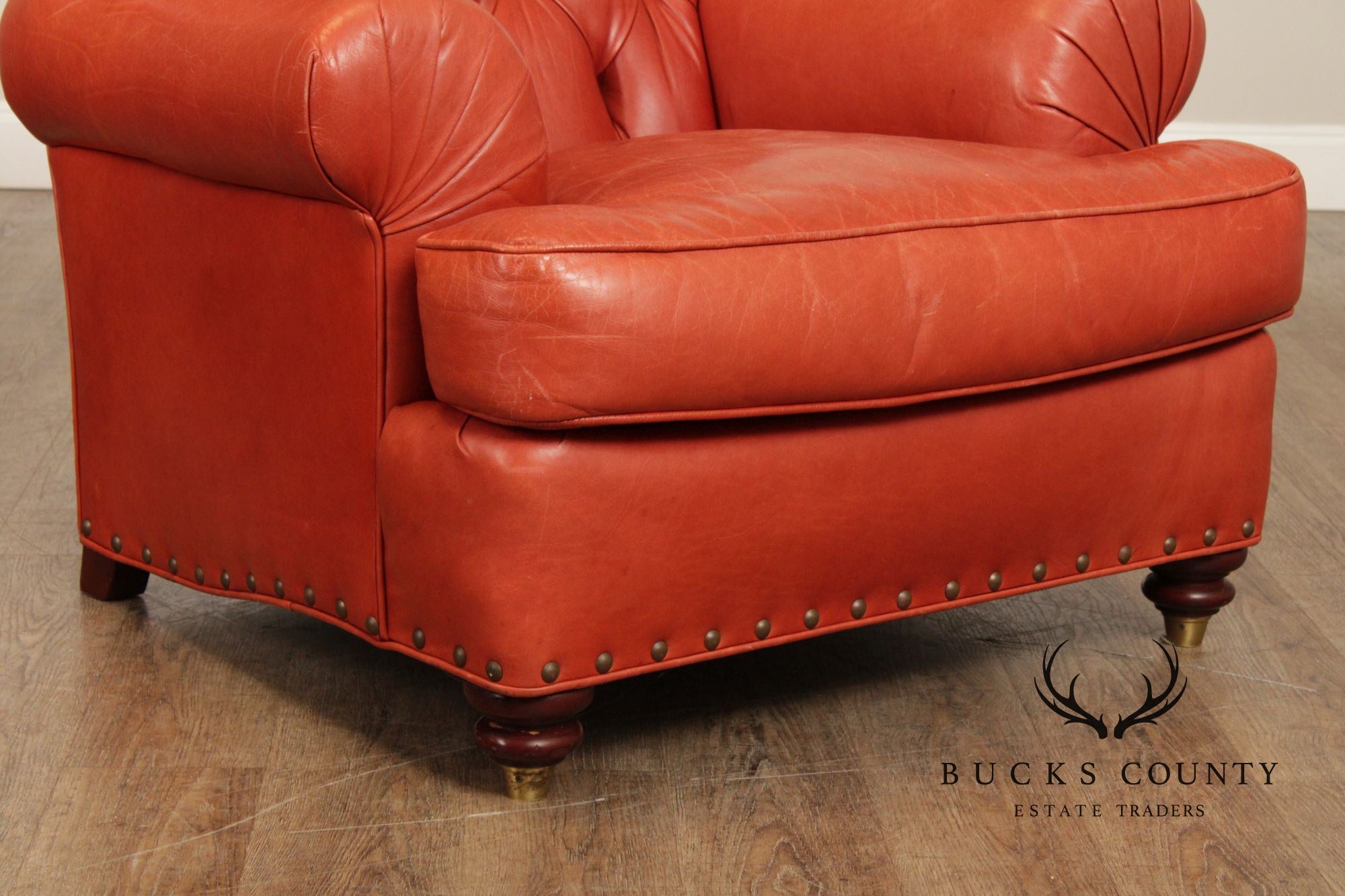 Dapha English Traditional Style Leather Chesterfield Armchair