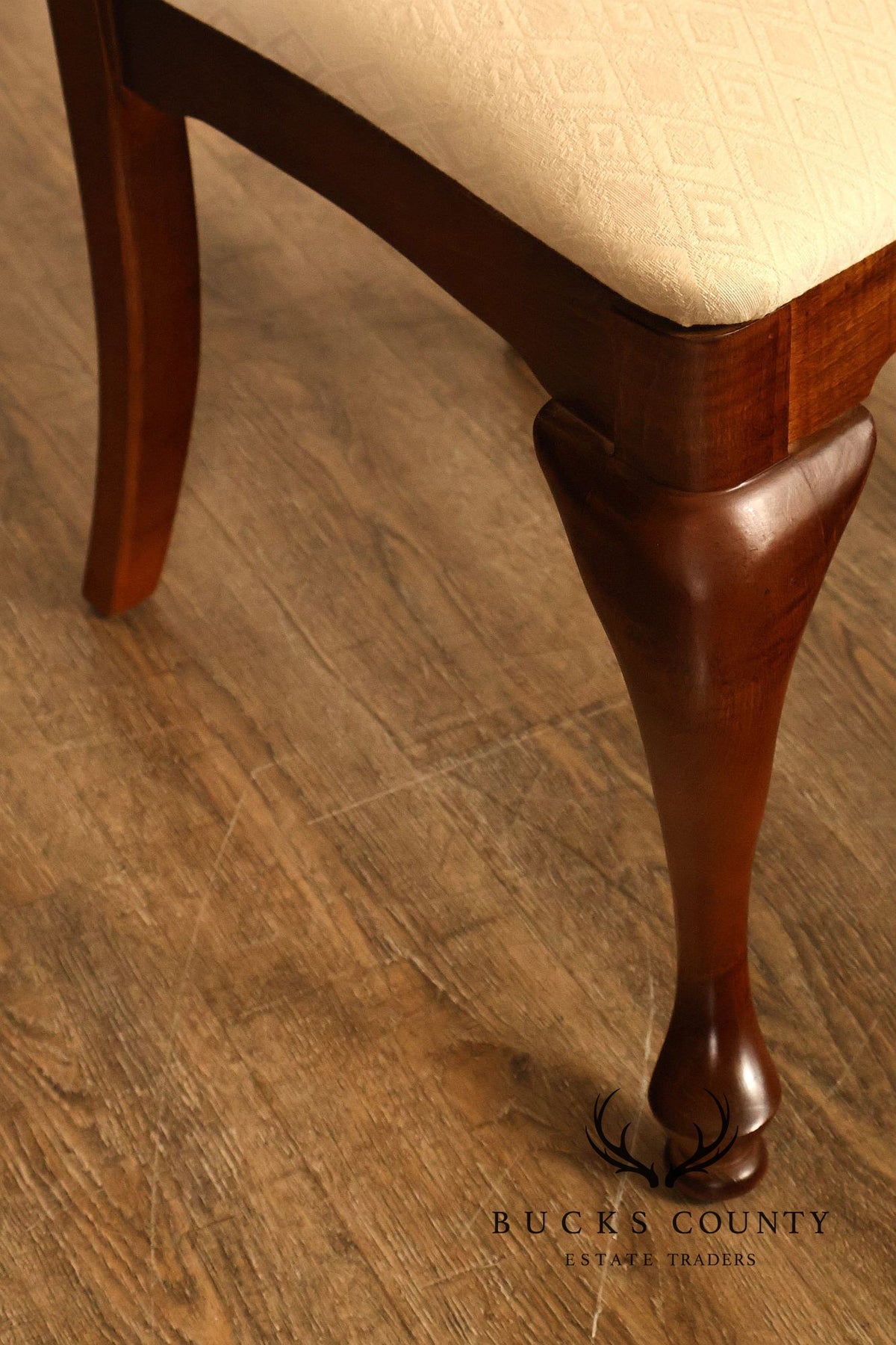 American Drew Queen Anne Style Expanding Dining Table With Eight Dining Chairs