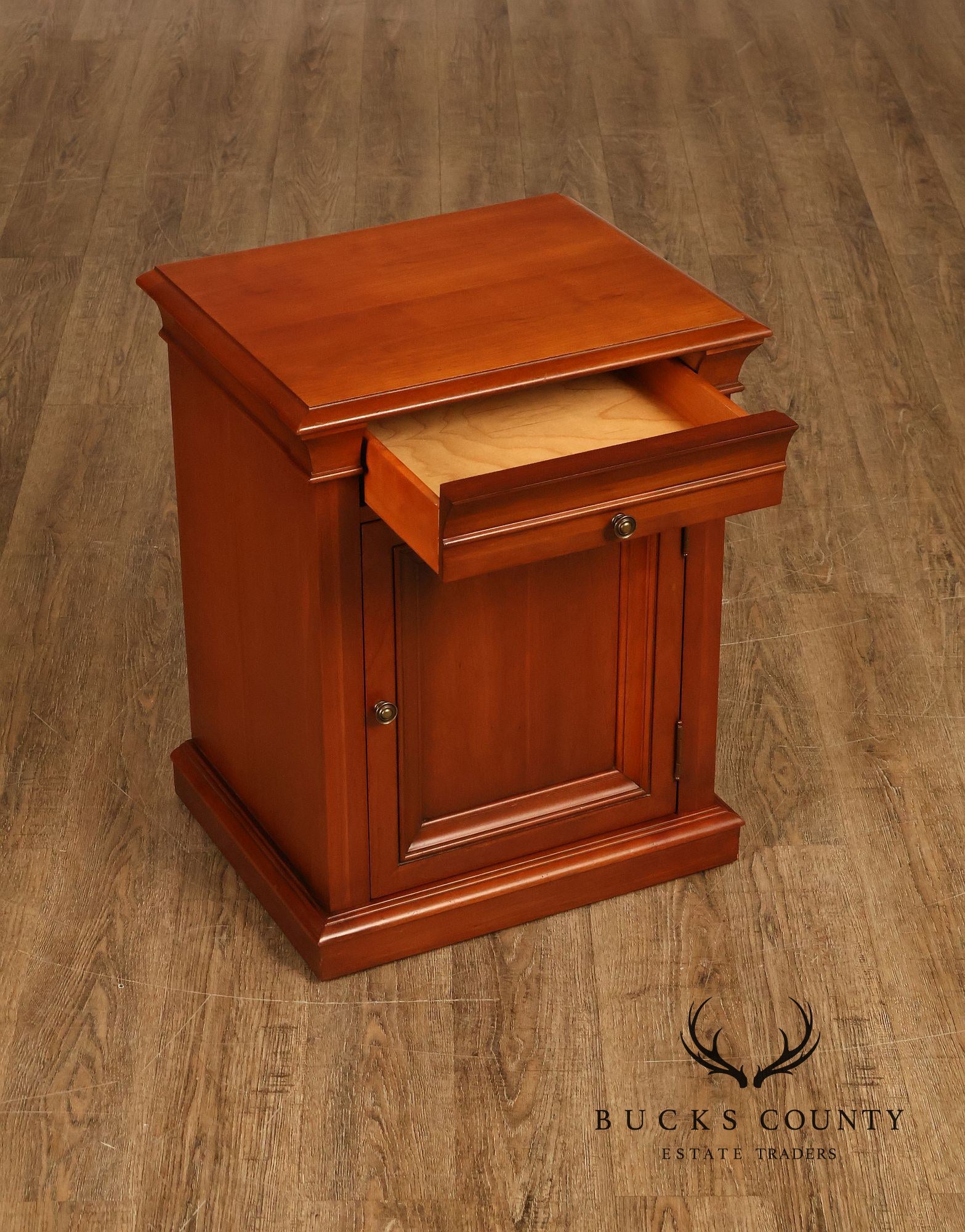 Ethan Allen 'Medallion' Pair of Cherry Bedside Cabinets Nightstands