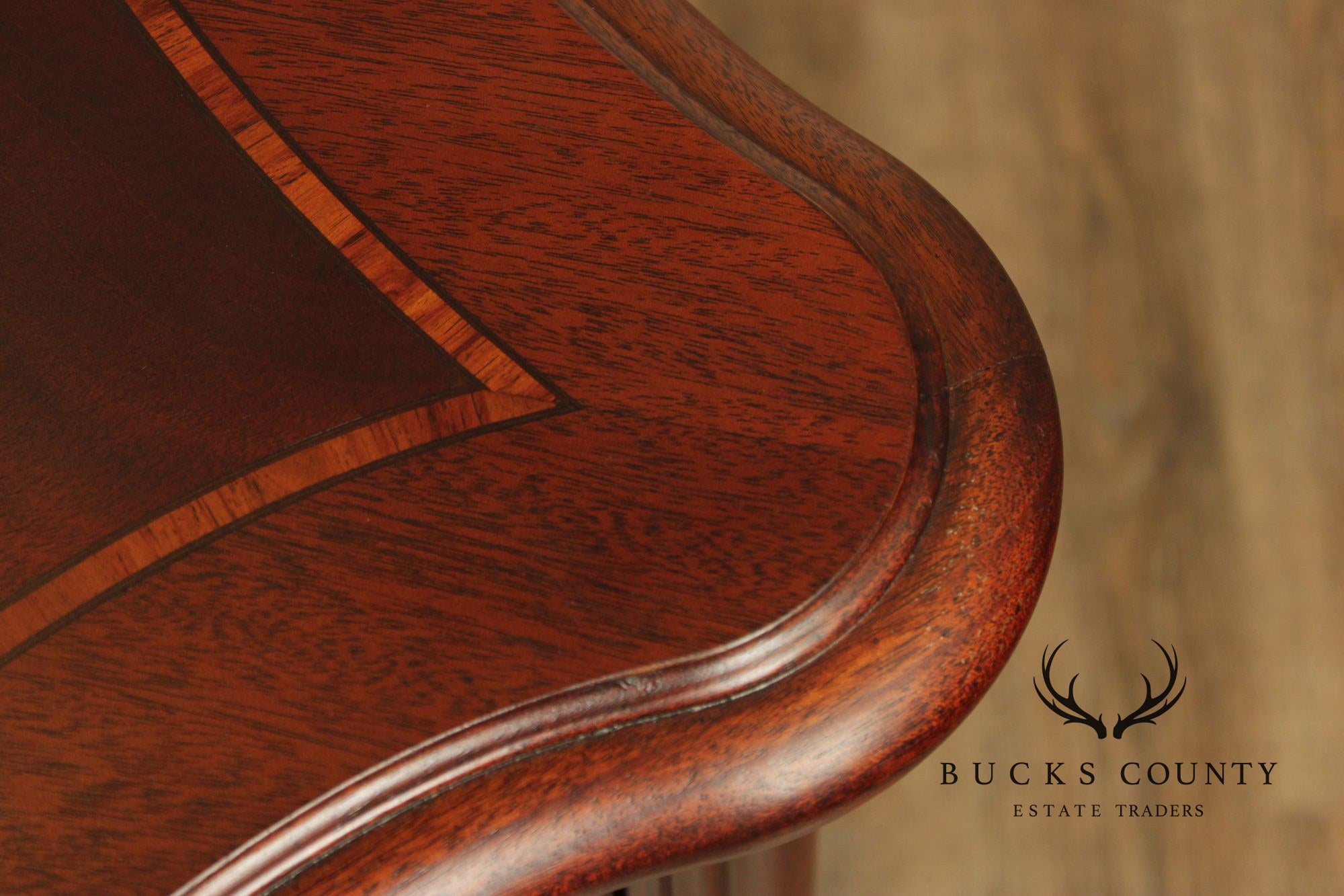 Thomasville 'Kent Park' Pair of Mahogany Nightstands