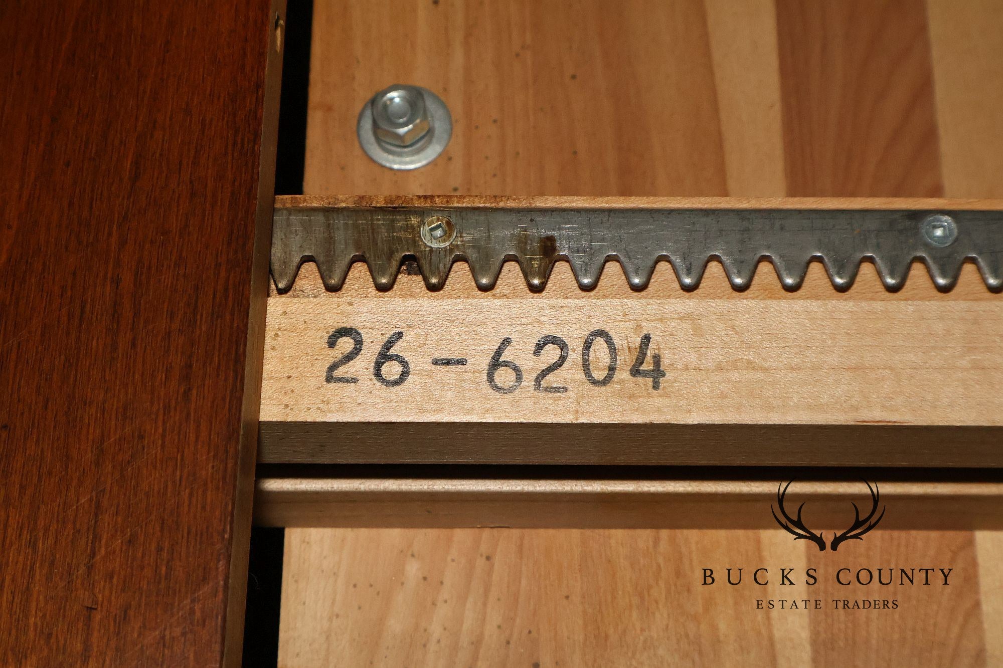 Ethan Allen Country French Style Round Extension Dining Table