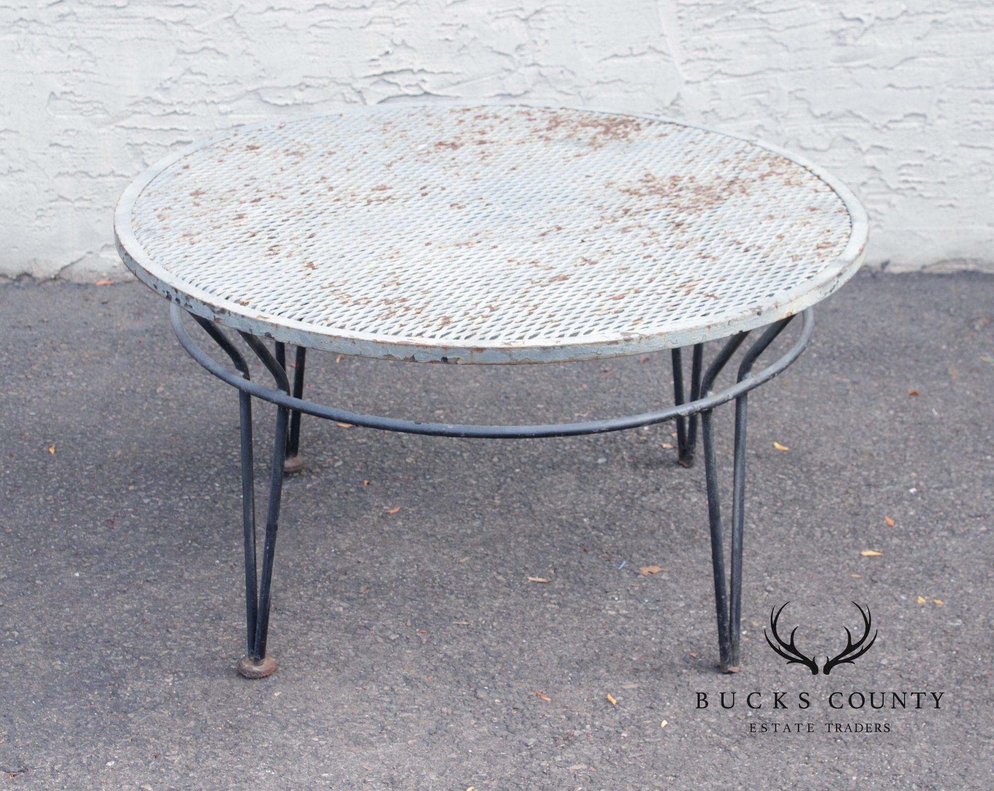 Salterini Mid Century Modern 'Radar' Round Iron Outdoor Coffee Table