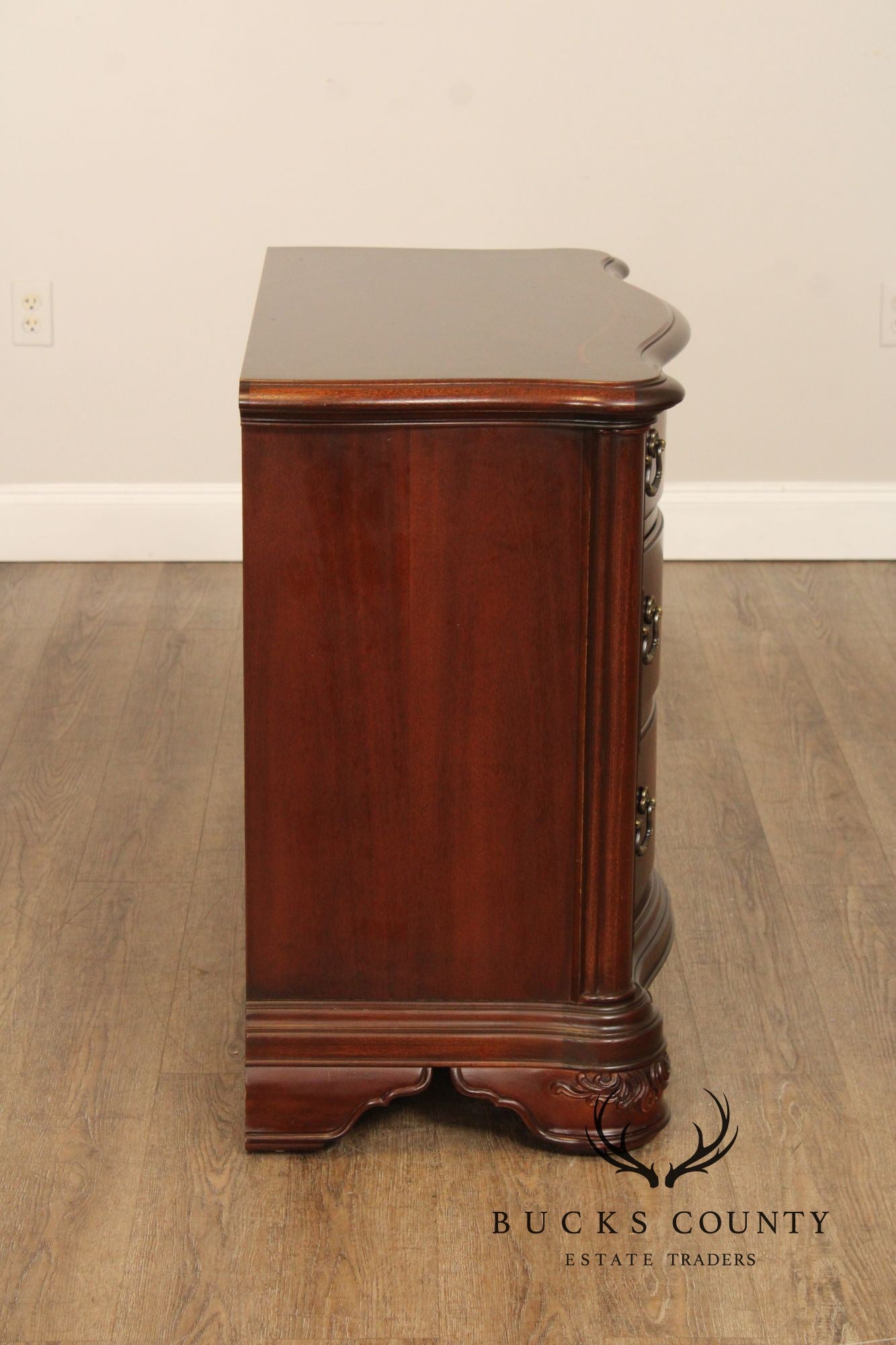Thomasville 'Kent Park' Pair of Mahogany Nightstands