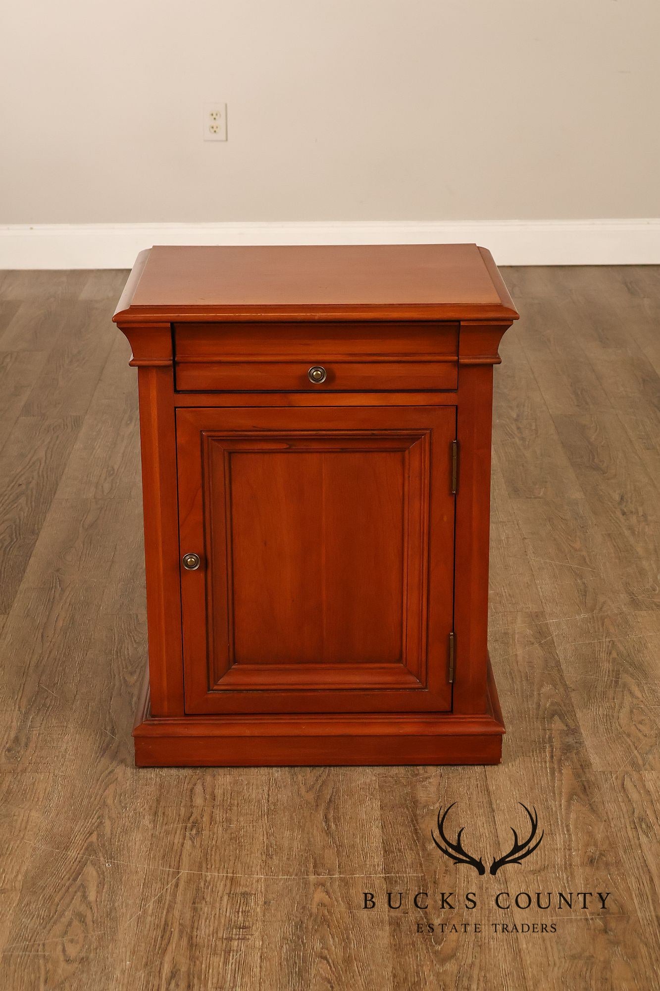 Ethan Allen 'Medallion' Pair of Cherry Bedside Cabinets Nightstands