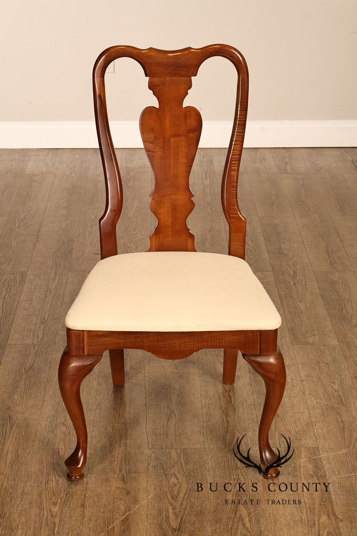 American Drew Queen Anne Style Expanding Dining Table With Eight Dining Chairs