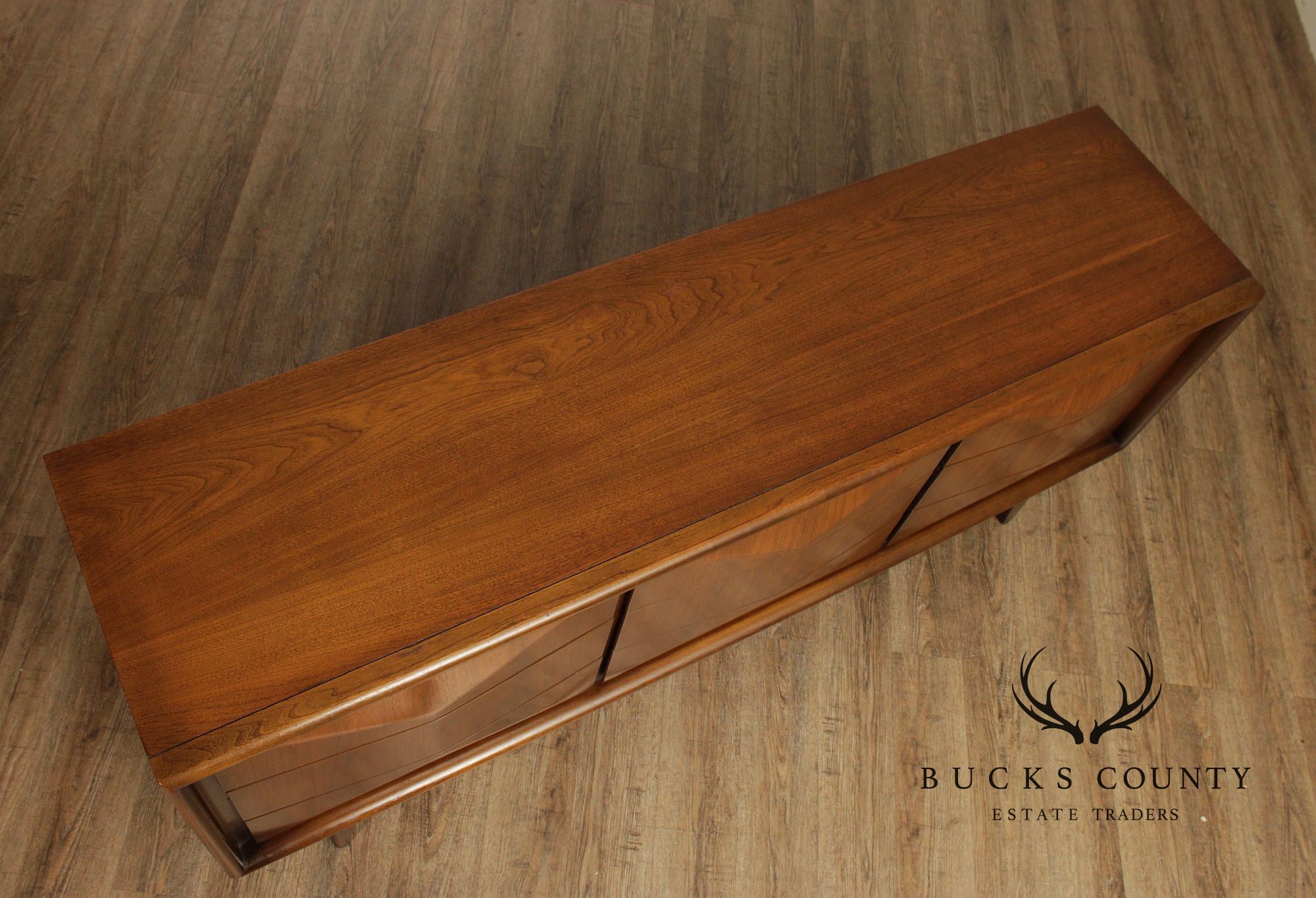 United Furniture Mid-Century Modern Walnut Diamond Front 9-Drawer Dresser
