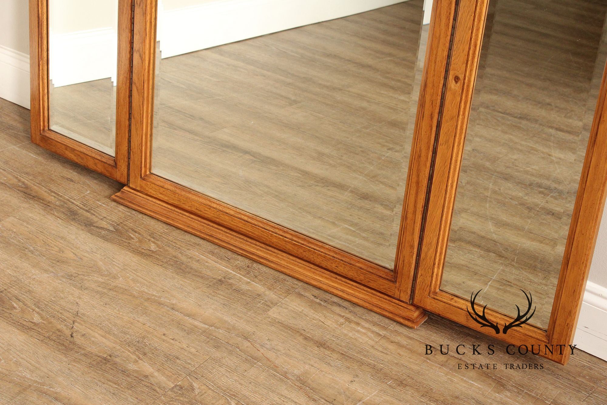 Thomasville 'Camille' French Provincial Style Tri-Fold Dresser Mirror