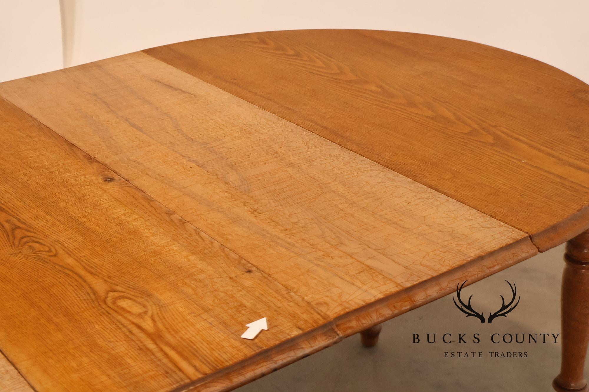 Antique Farmhouse Style Round Oak Extendable Dining Table
