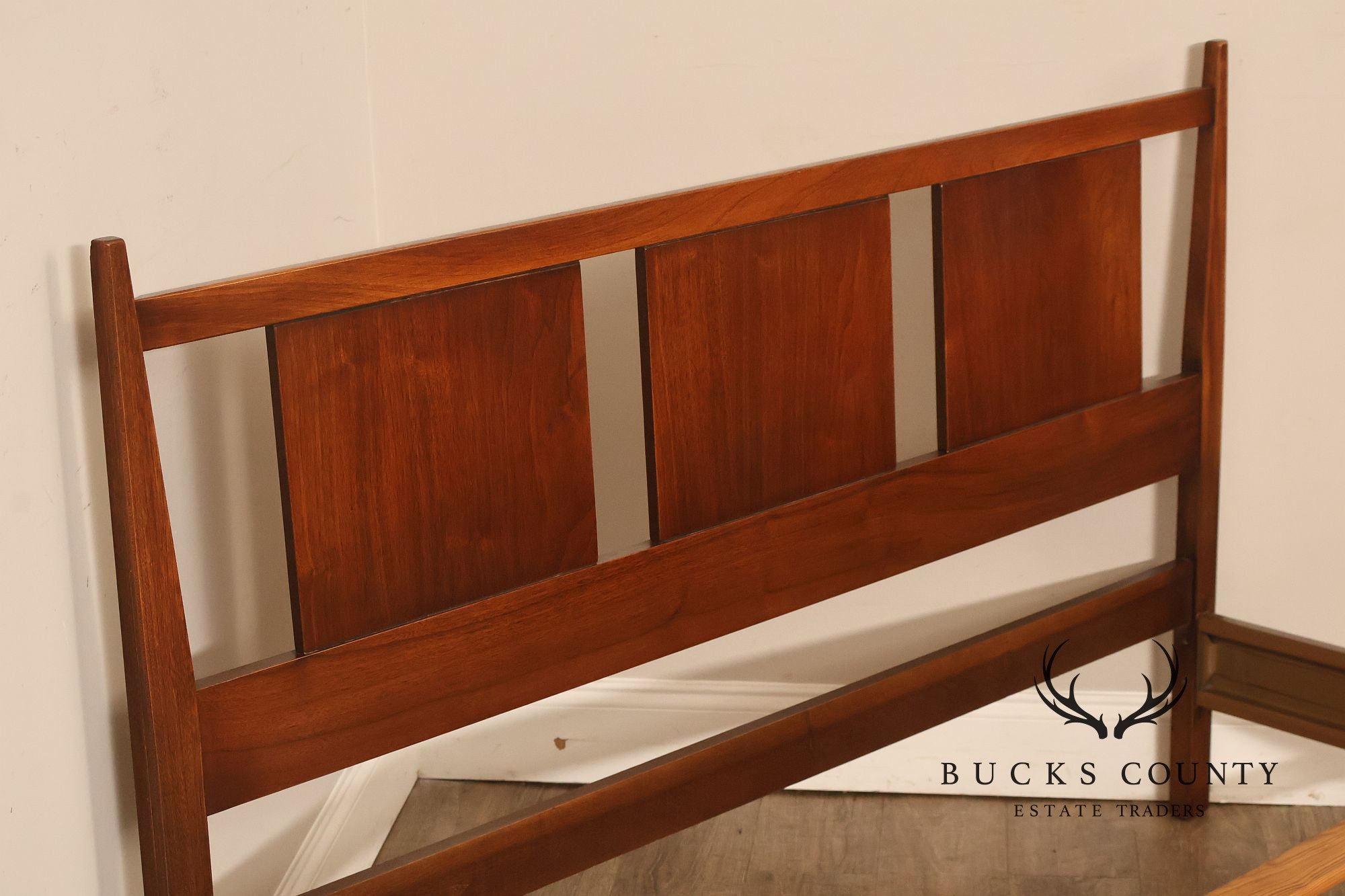 Vintage Lane Mid-Century Modern Walnut Full Size Bed