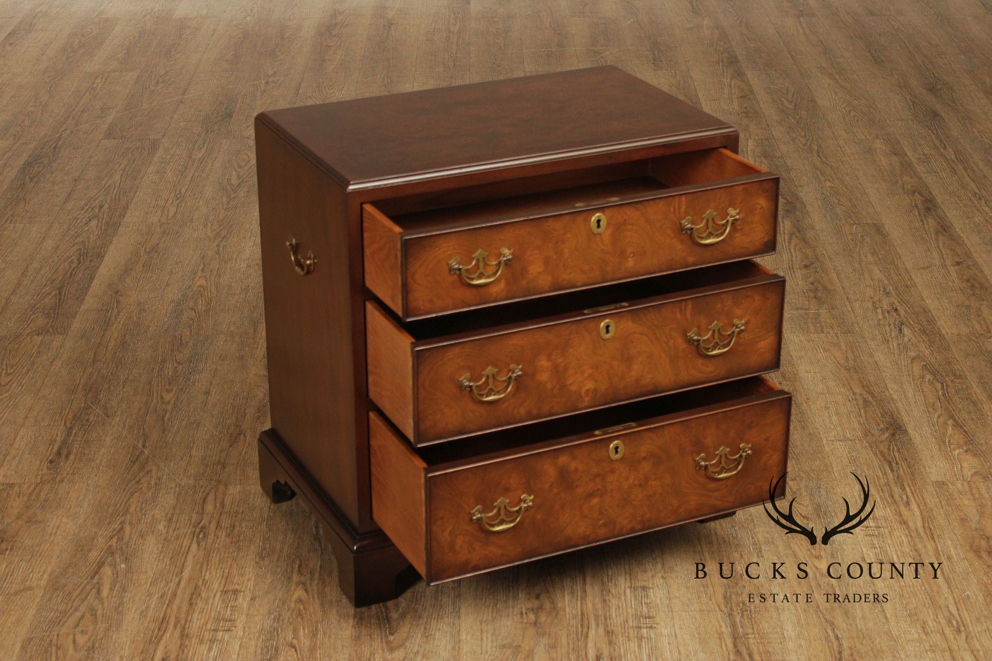 Kittinger Georgian Style Pair of Mahogany Three-Drawer Chests Nightstands