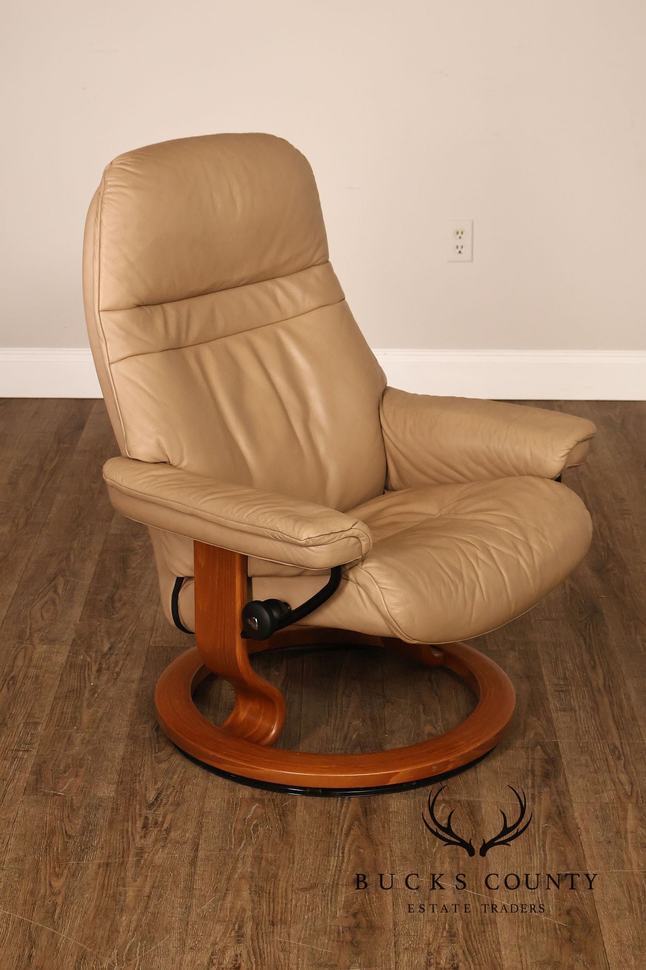 Ekornes Stressless Modern Leather Recliner And Ottoman