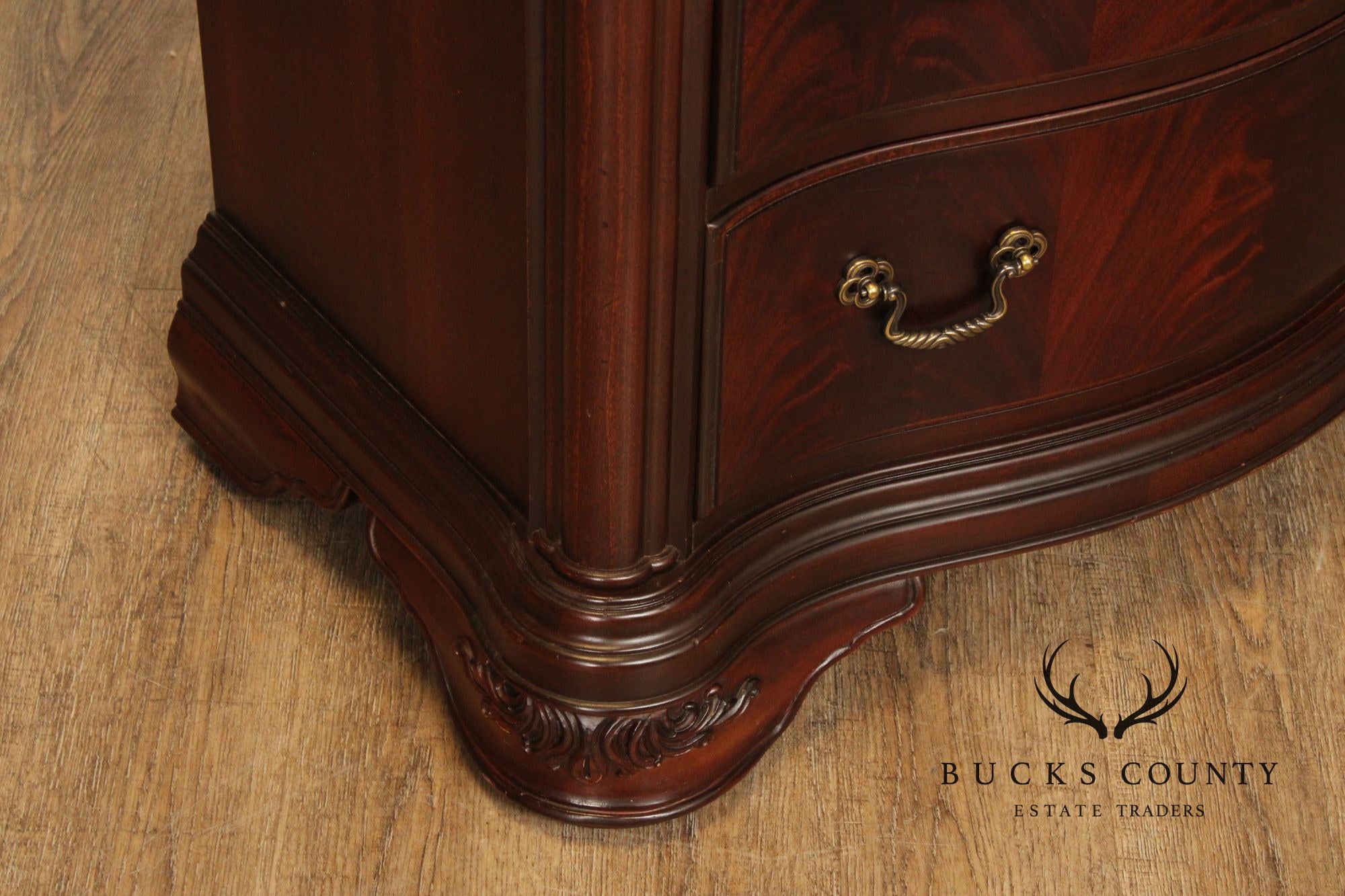 Thomasville 'Kent Park' Pair of Mahogany Nightstands