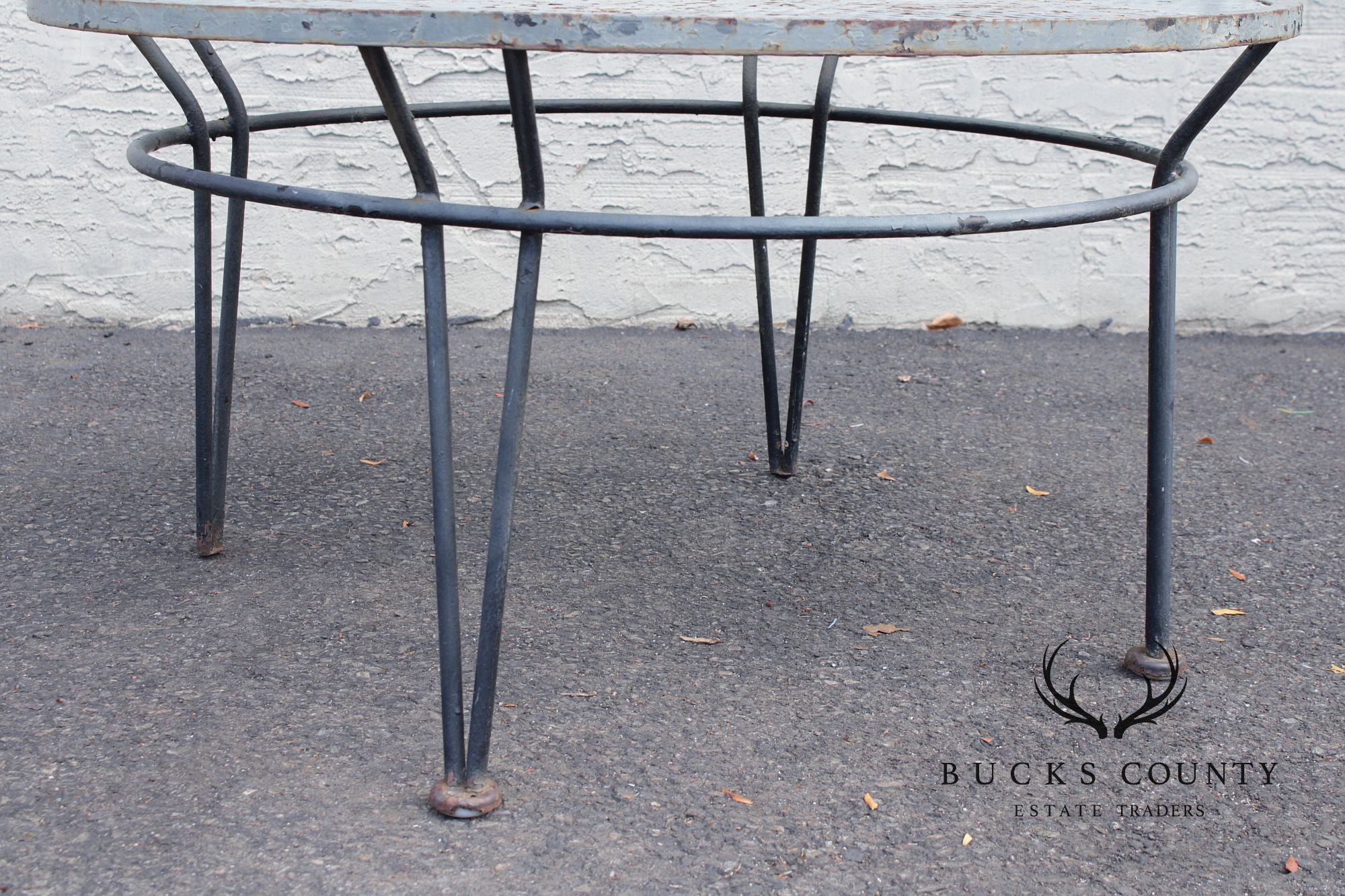 Salterini Mid Century Modern 'Radar' Round Iron Outdoor Coffee Table