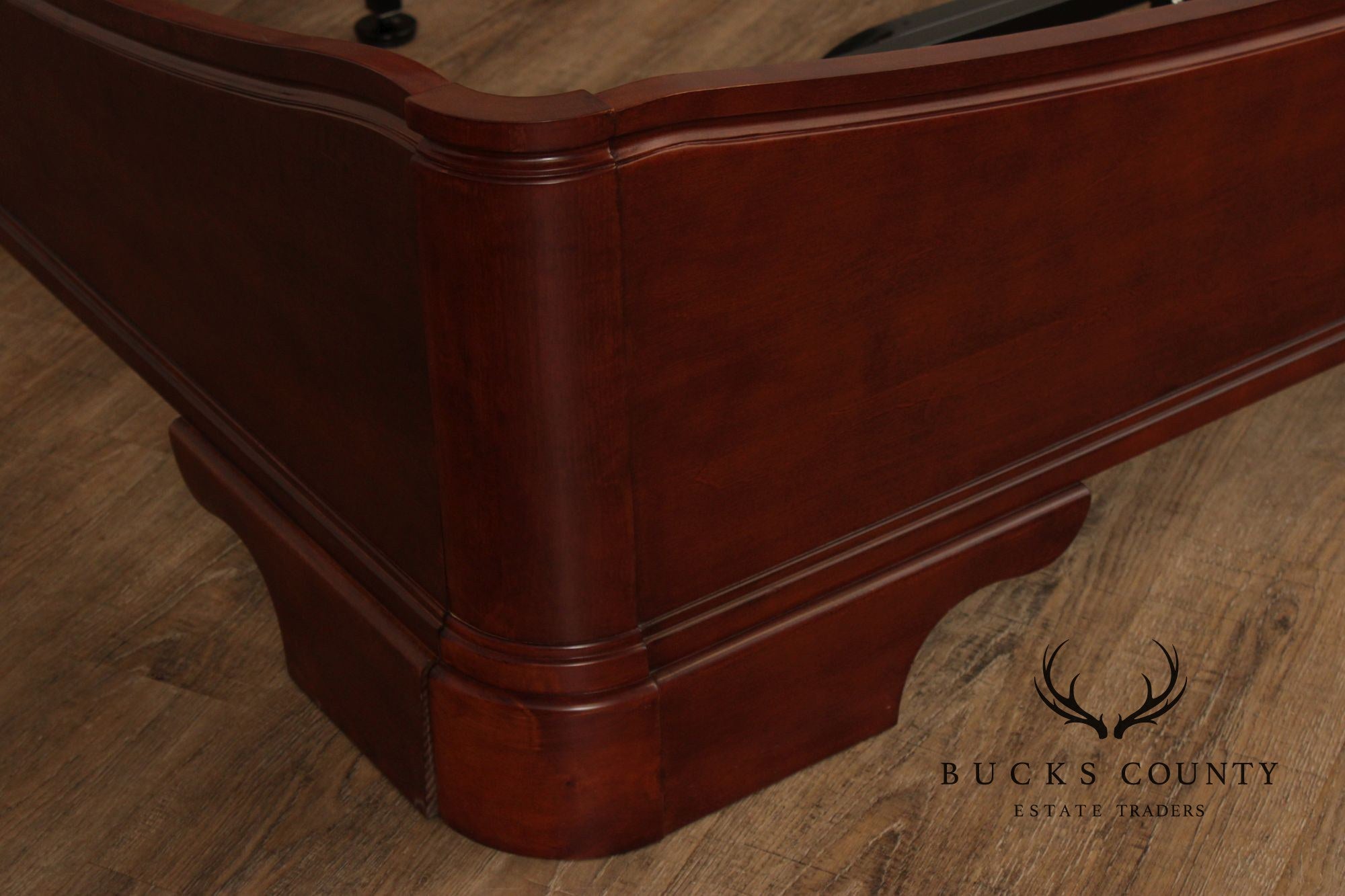 Traditional Cherry Queen Size Sleigh Bed