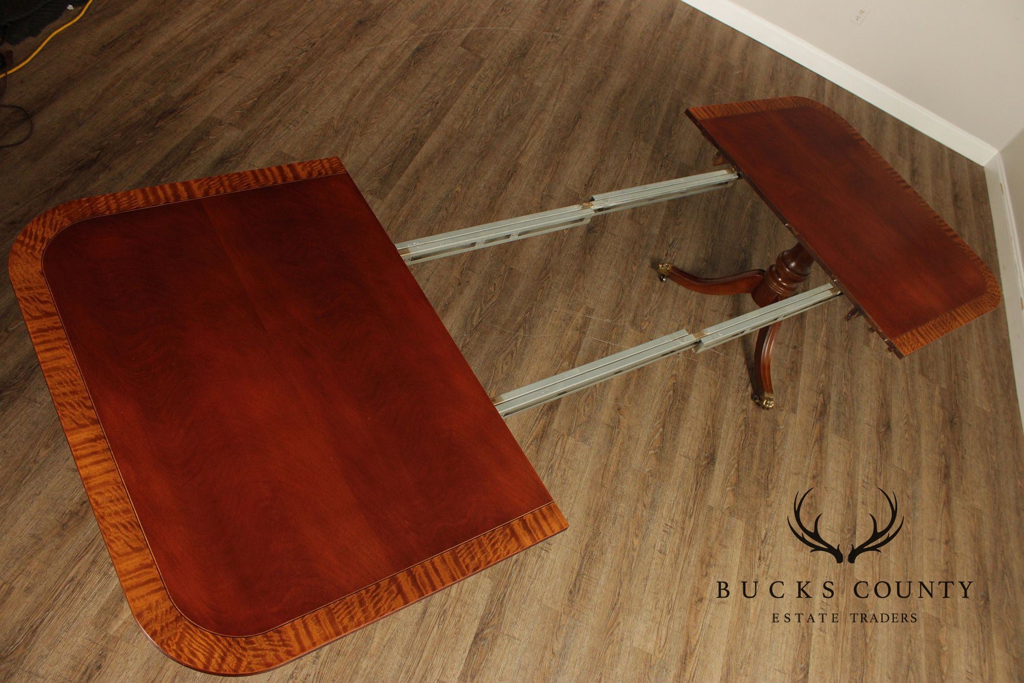Henredon Georgian Style Double Pedestal Banded Mahogany Dining Table