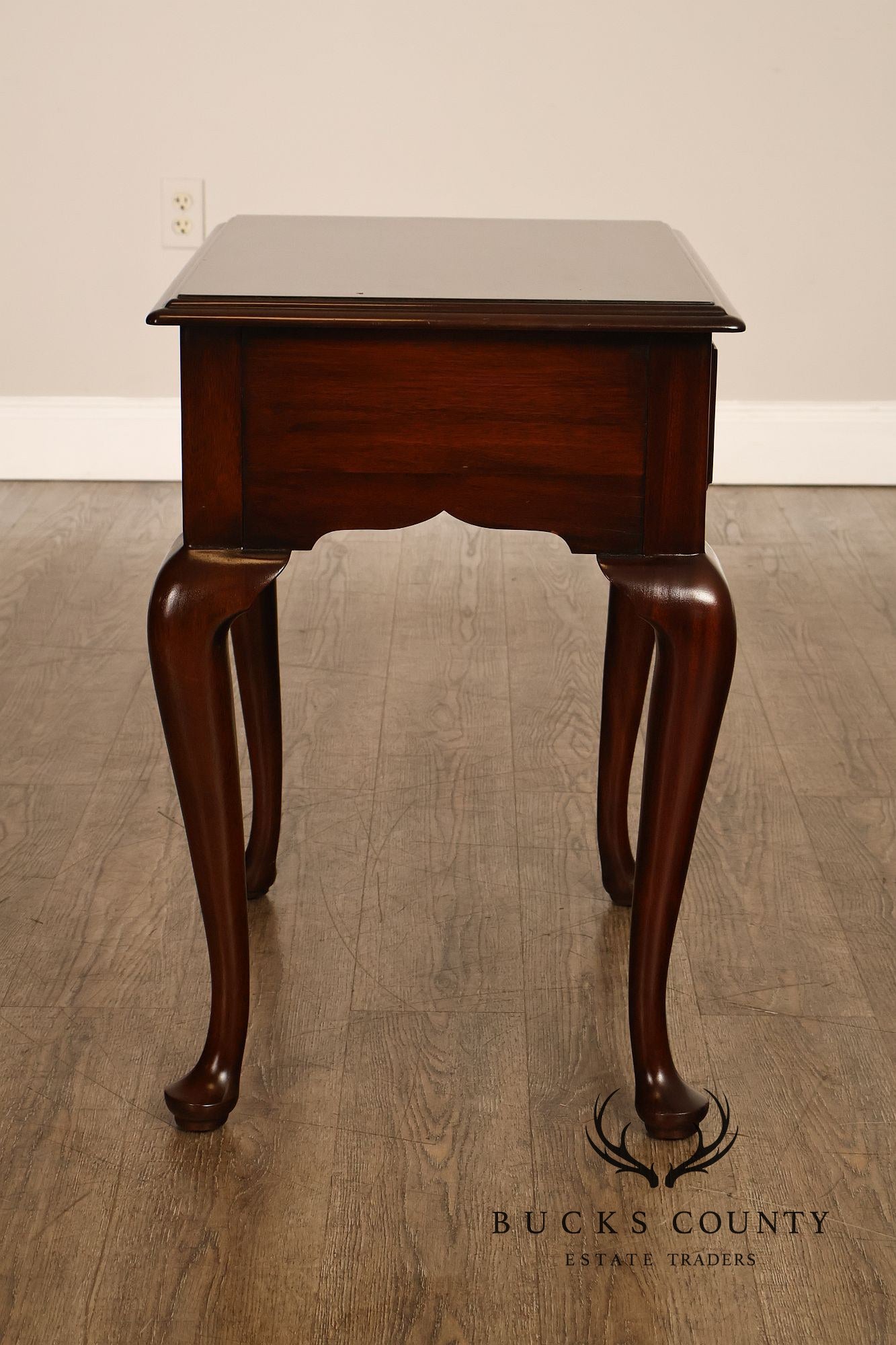 Henkel Harris Virginia Galleries Queen Anne Style Pair Of Mahogany One Drawer Nightstands