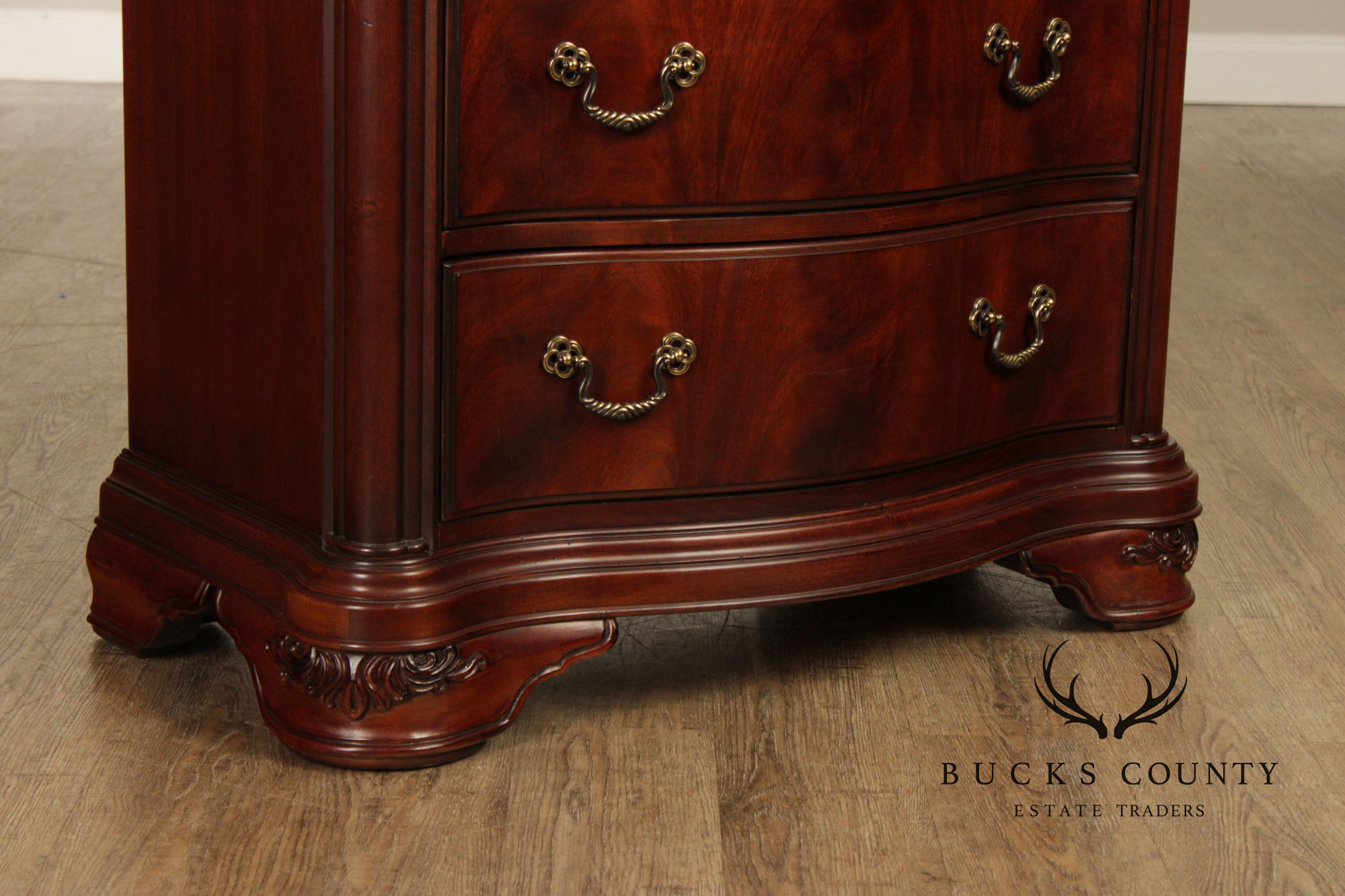Thomasville 'Kent Park' Pair of Mahogany Nightstands