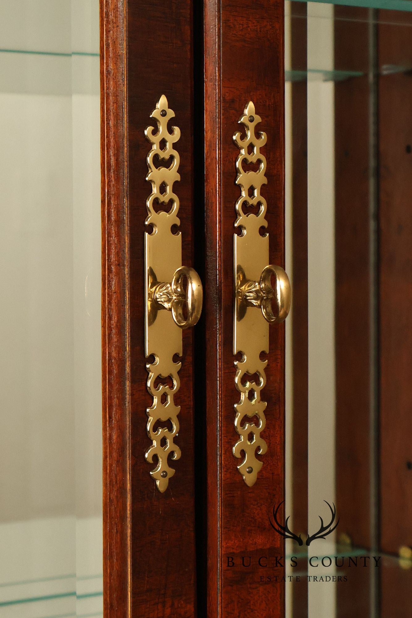 Thomasville Mahogany Chippendale Style Lighted Curio Display Cabinet