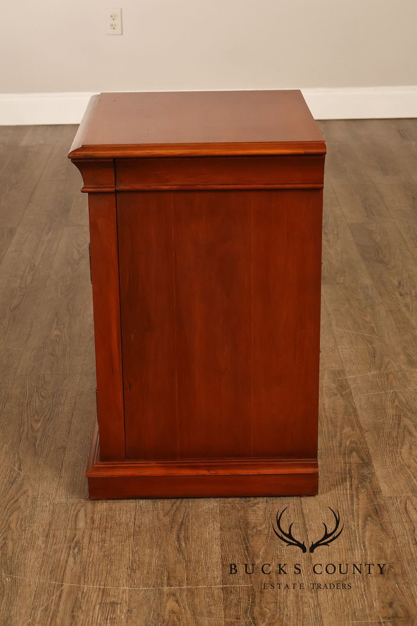 Ethan Allen 'Medallion' Pair of Cherry Bedside Cabinets Nightstands