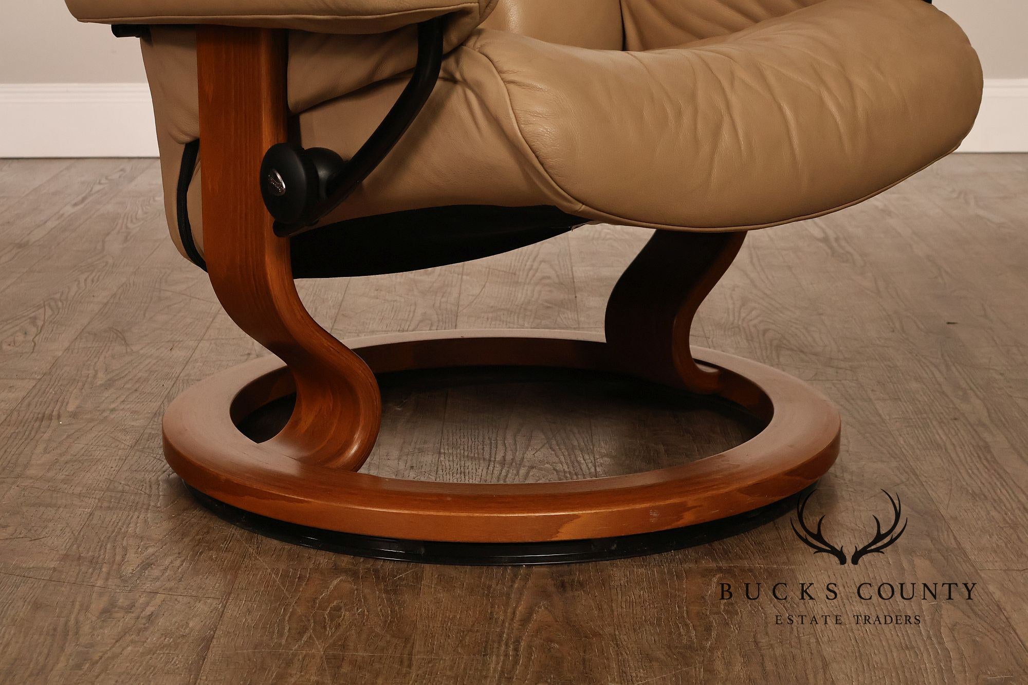 Ekornes Stressless Modern Leather Recliner And Ottoman