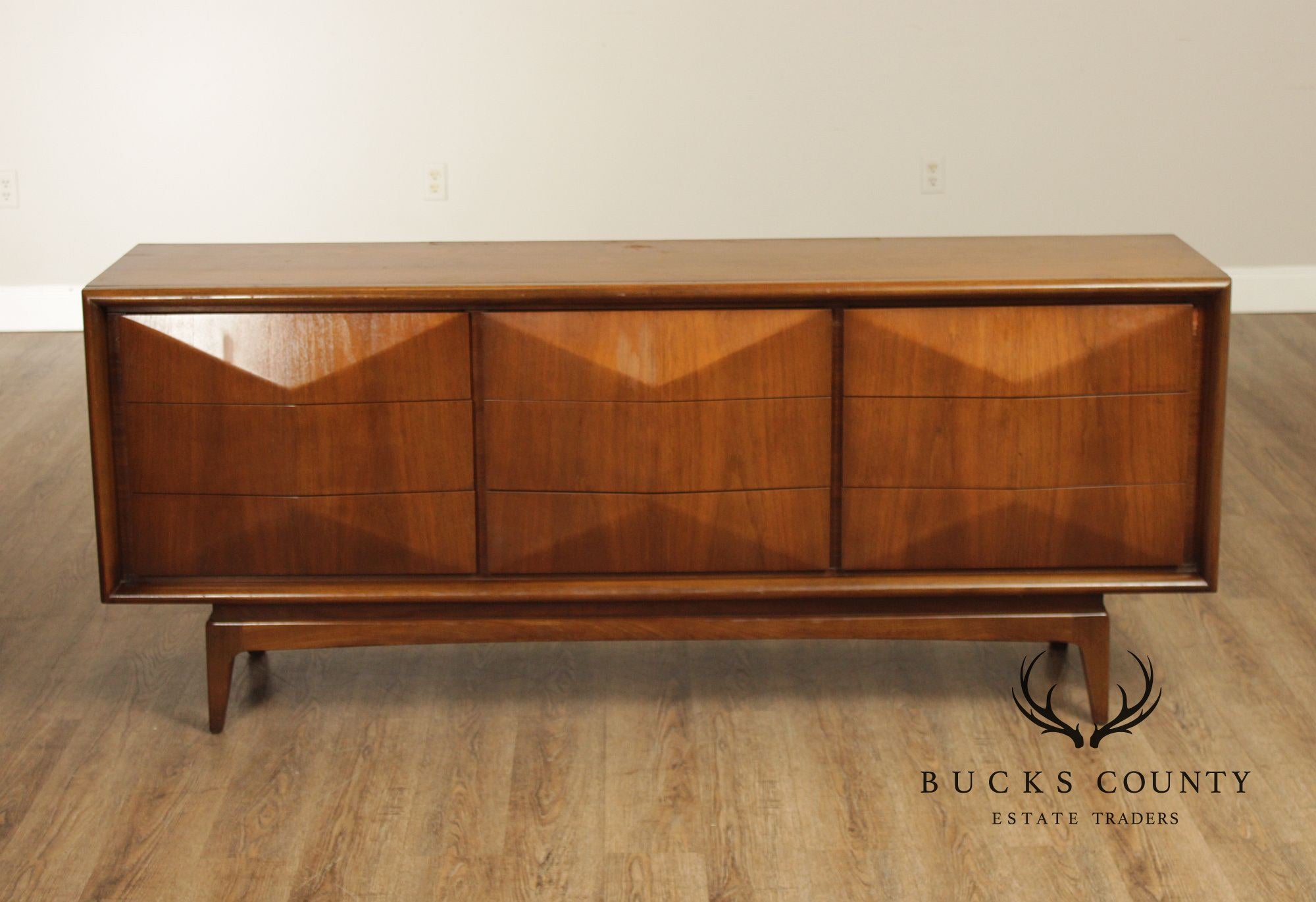 United Furniture Mid-Century Modern Walnut Diamond Front 9-Drawer Dresser