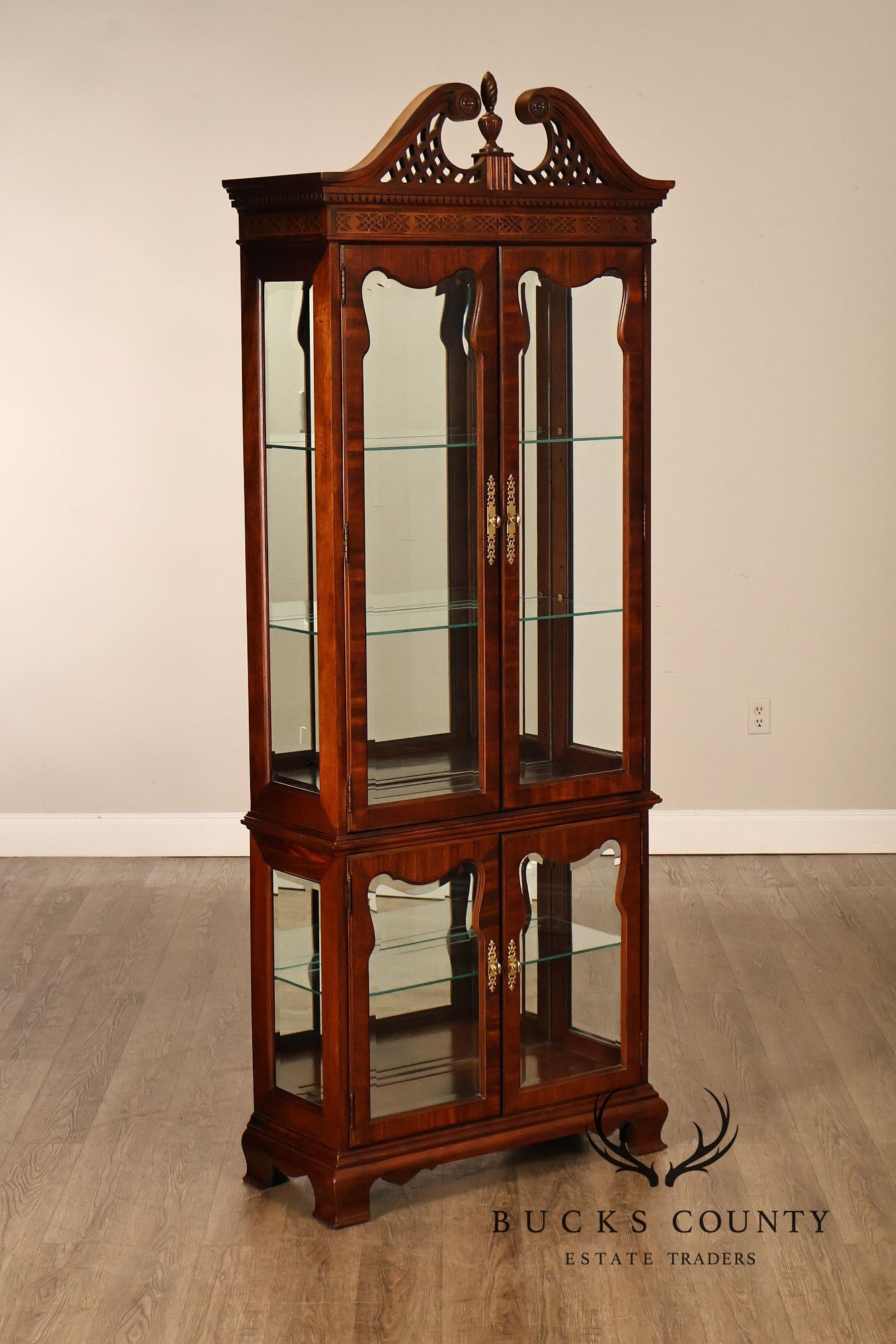 Thomasville Mahogany Chippendale Style Lighted Curio Display Cabinet