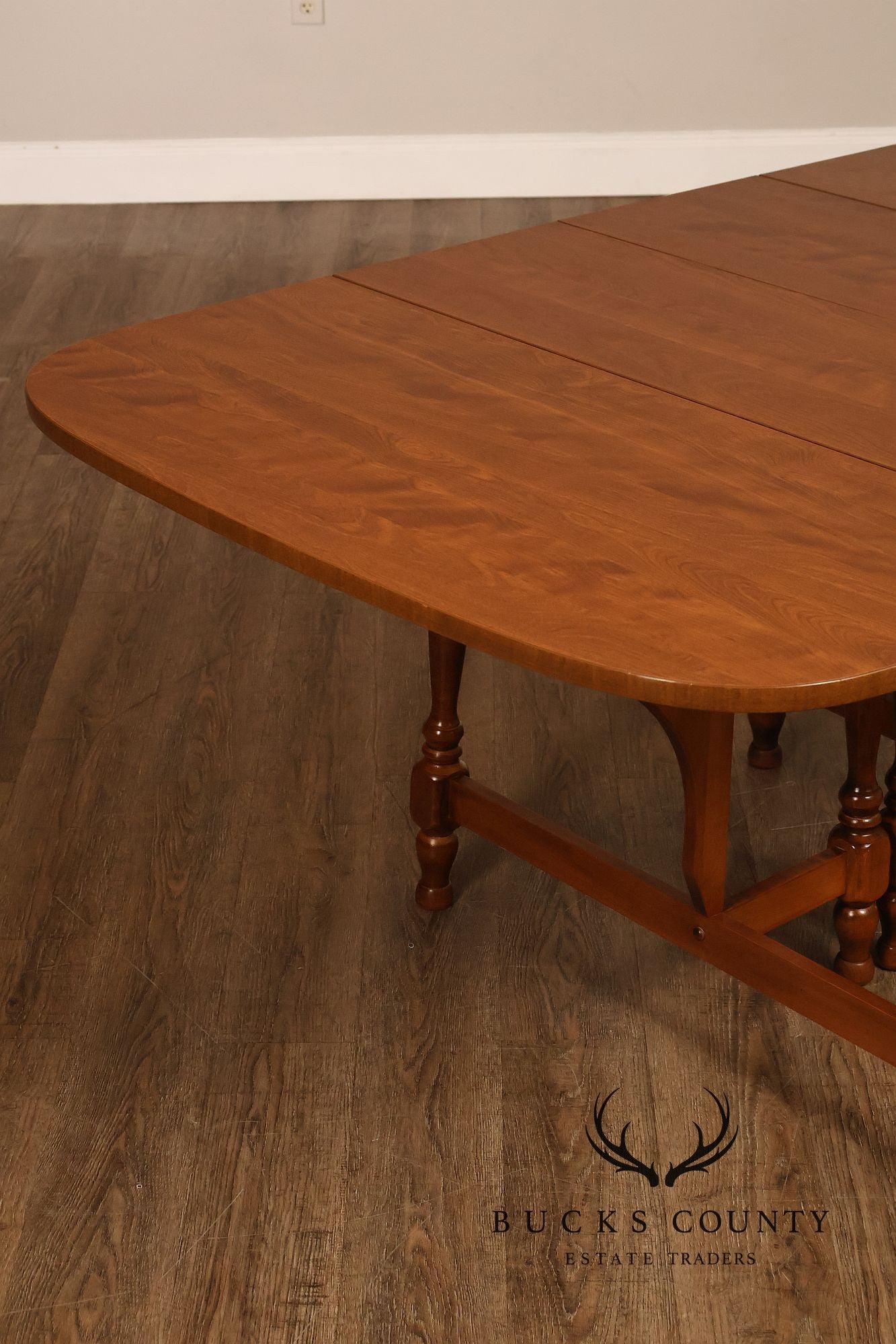 Traditional Maple Expandable Drop Leaf Gateleg Dining Table