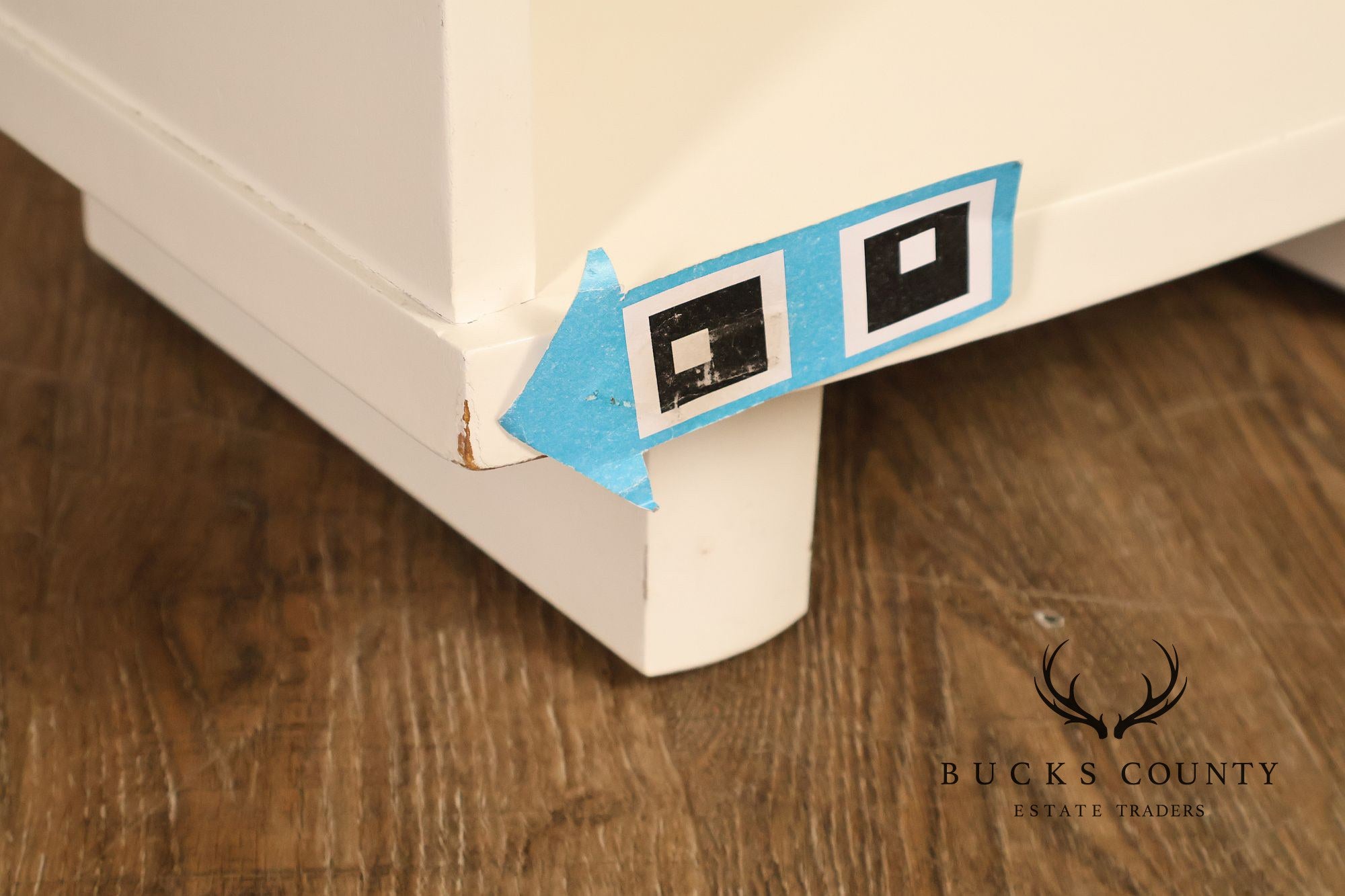 Rway Mid Century Modern Pair of White Lacquer Nightstands