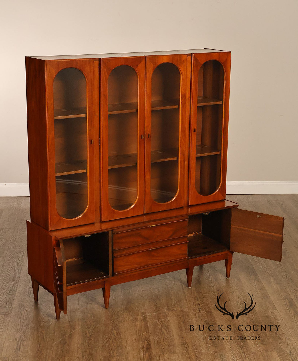 Pulaski Furniture Mid Century Modern Walnut Cathedral Door China Cabinet Sideboard