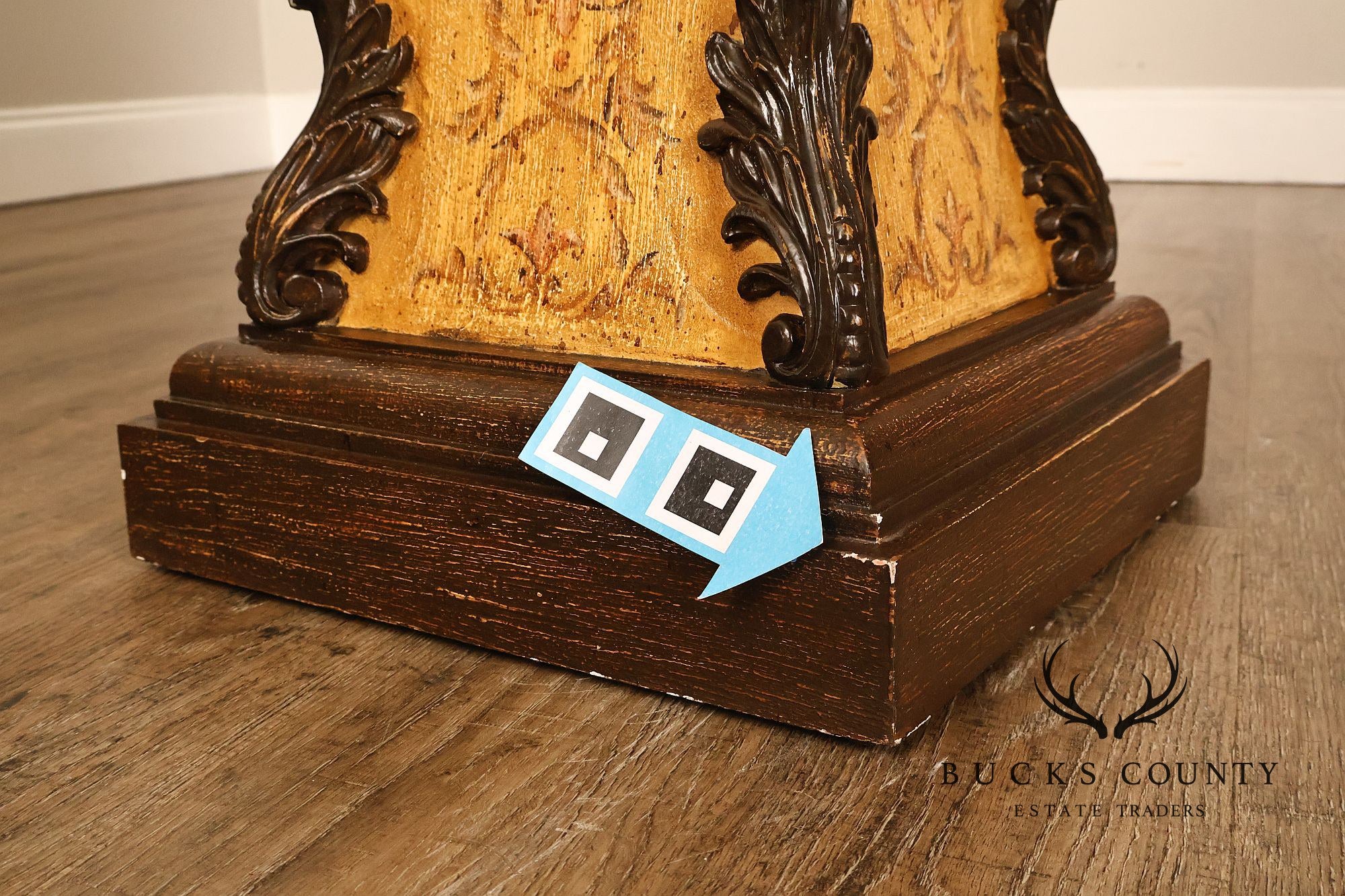 Neoclassical Style Pair Of Painted Pedestal Stands With Acanthus Leaf Decoration