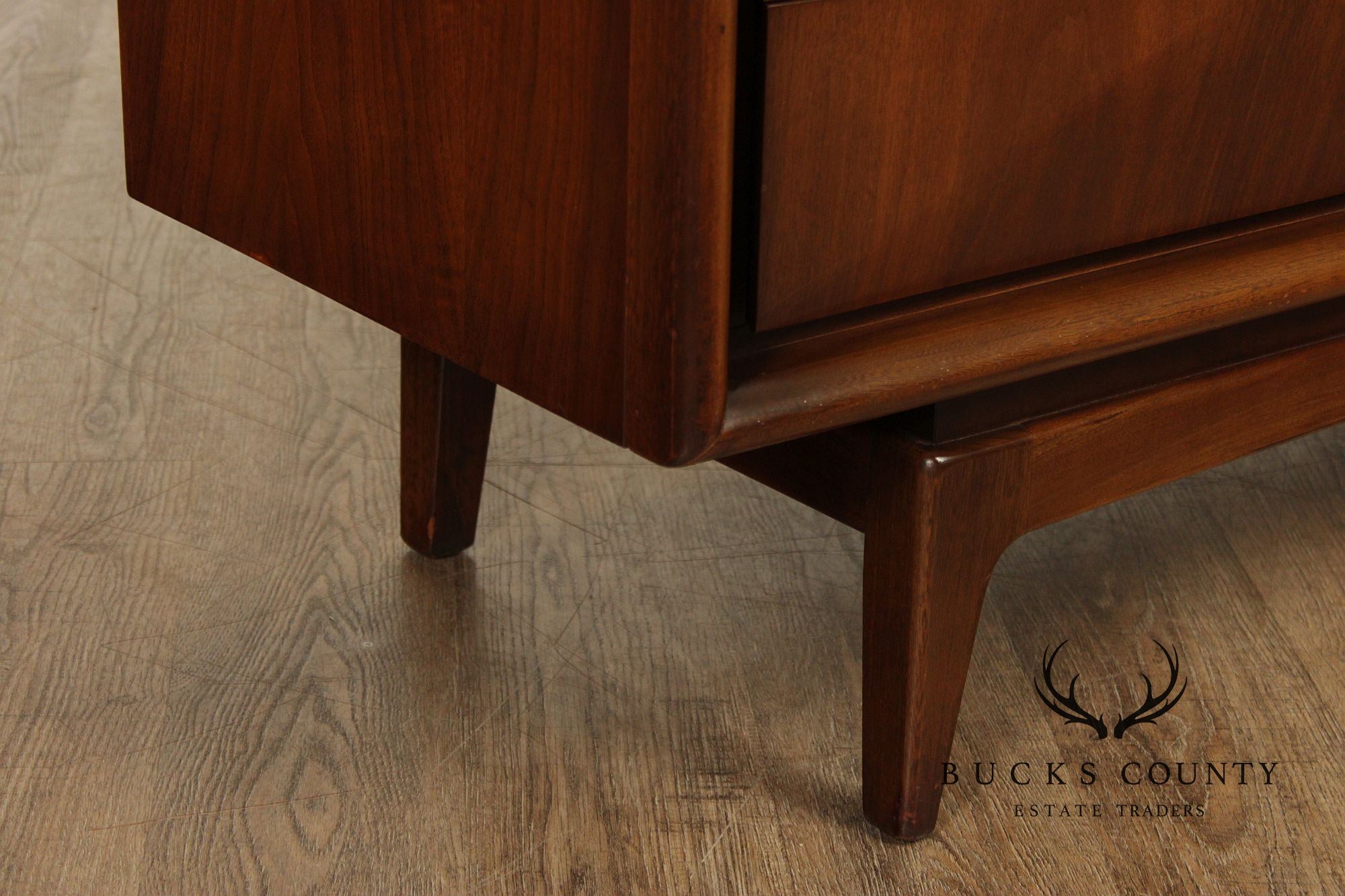 United Furniture Mid-Century Modern Walnut Diamond Front 9-Drawer Dresser