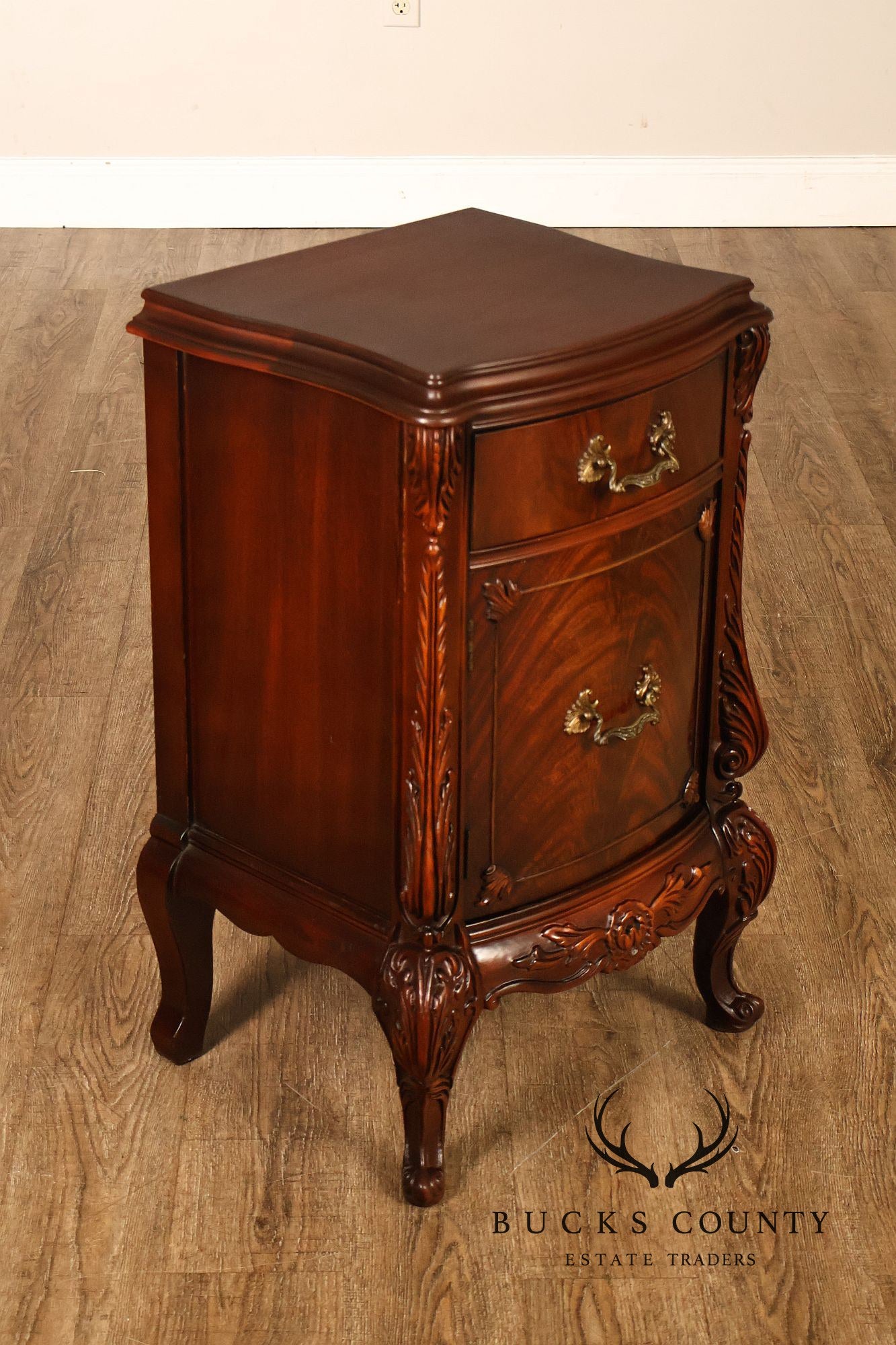 1940s Vintage Pair of Mahogany Nightstands
