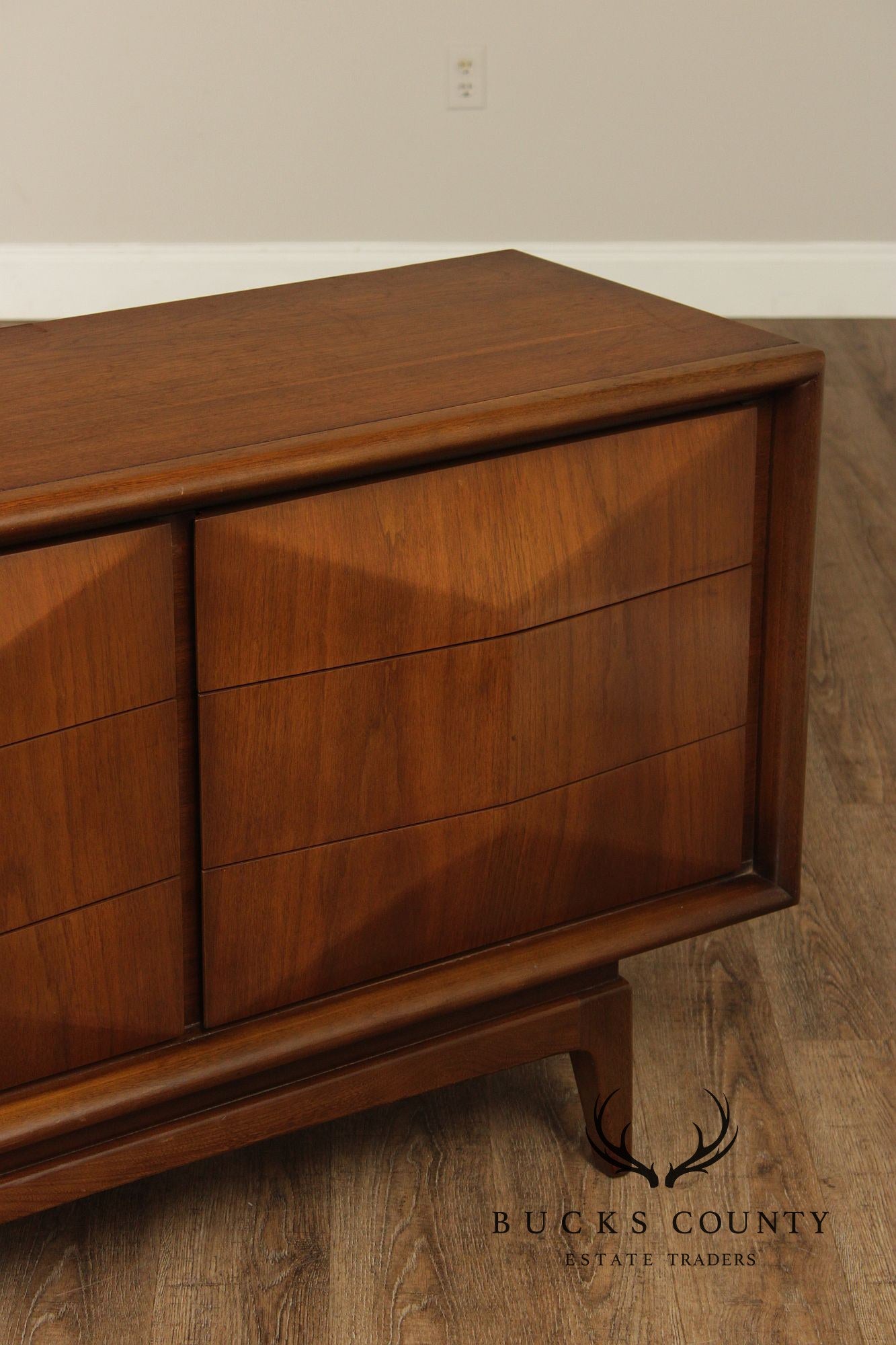United Furniture Mid-Century Modern Walnut Diamond Front 9-Drawer Dresser