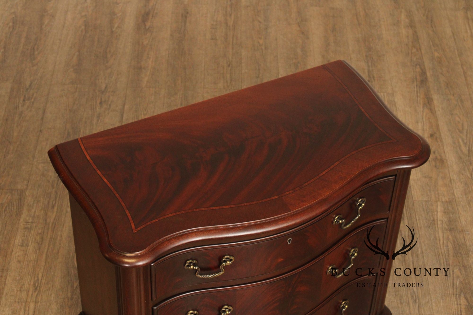 Thomasville 'Kent Park' Pair of Mahogany Nightstands
