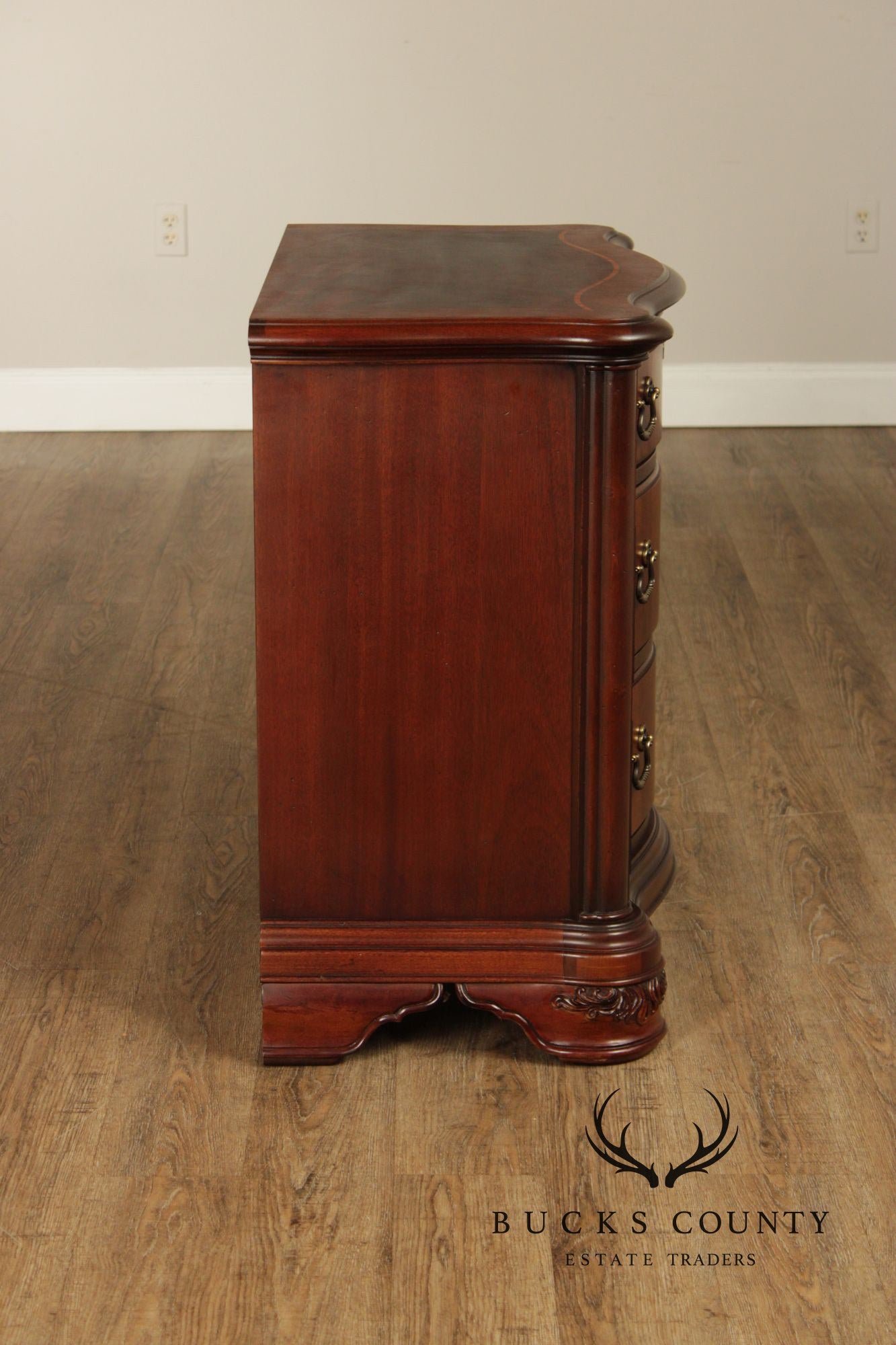 Thomasville 'Kent Park' Pair of Mahogany Nightstands
