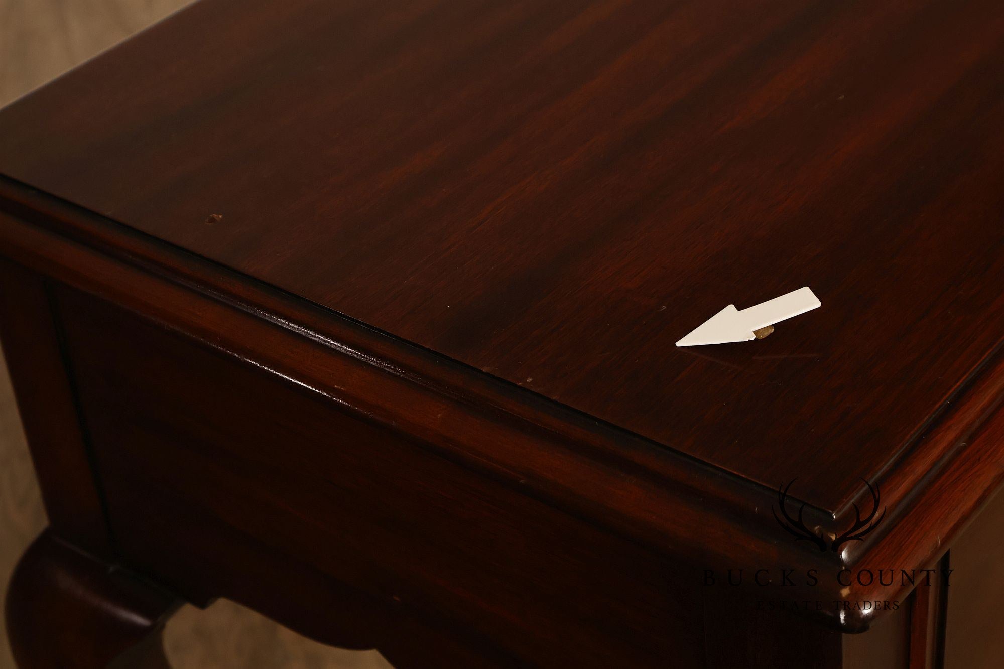 Henkel Harris Virginia Galleries Queen Anne Style Pair Of Mahogany One Drawer Nightstands