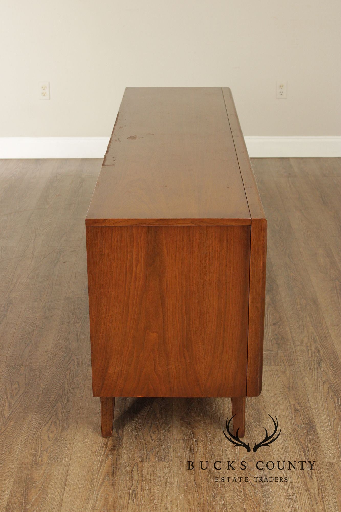 United Furniture Mid-Century Modern Walnut Diamond Front 9-Drawer Dresser