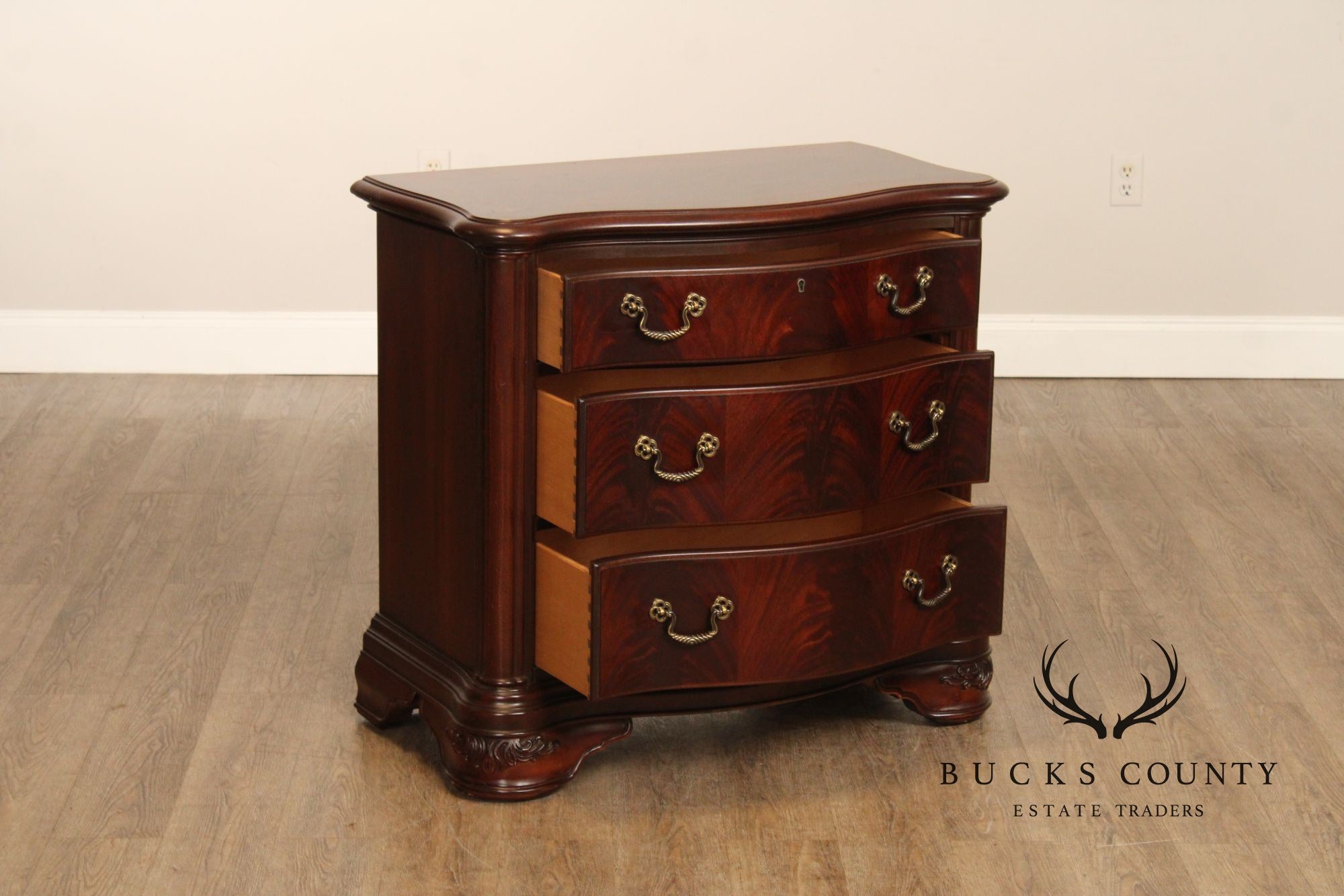 Thomasville 'Kent Park' Pair of Mahogany Nightstands