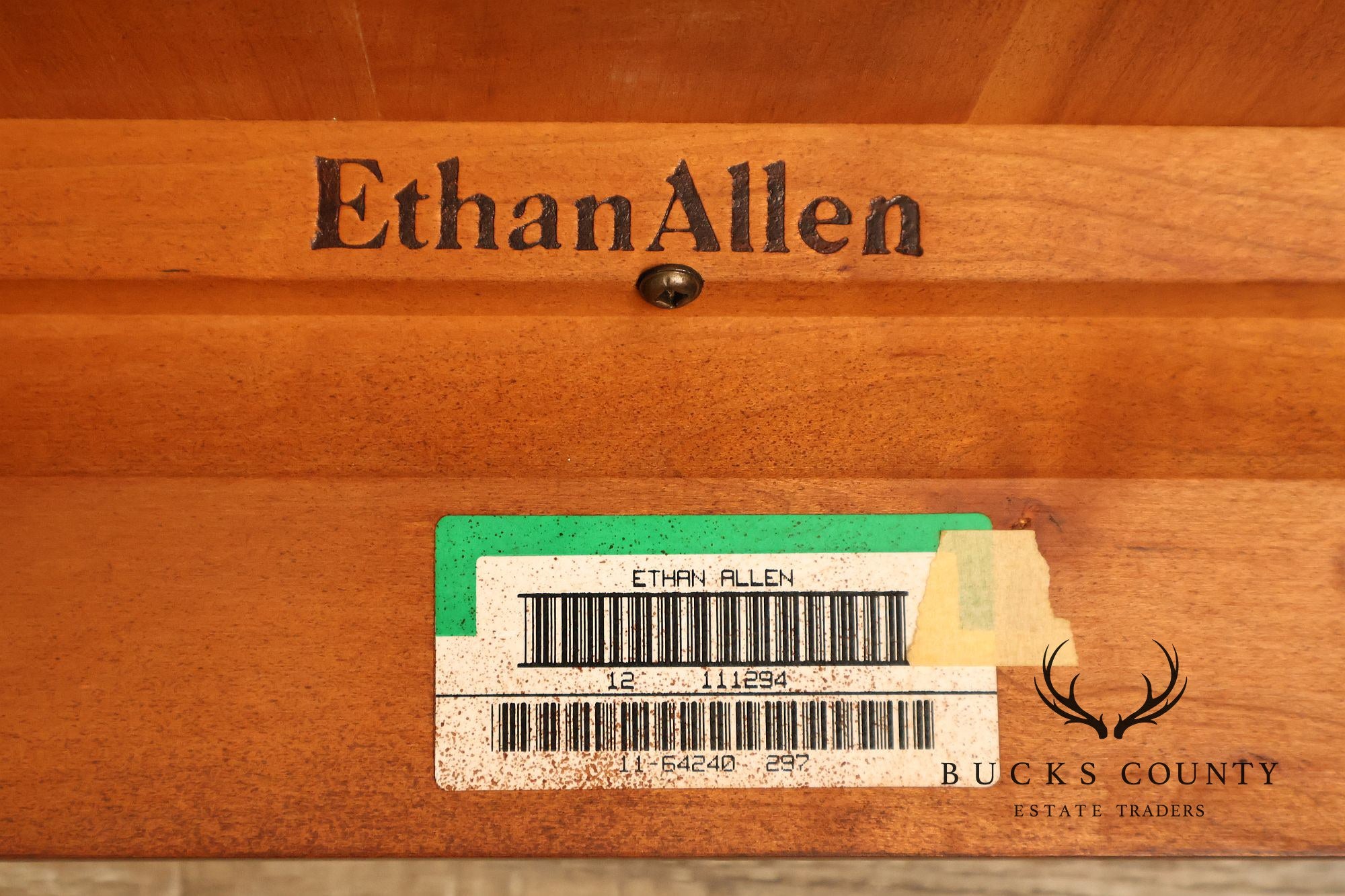 Ethan Allen Queen Anne Style Expandable Cherry Dining Table