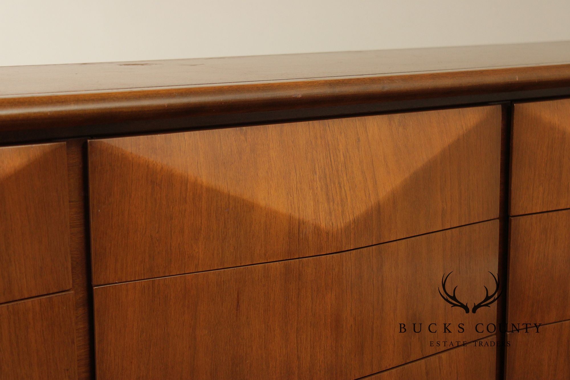 United Furniture Mid-Century Modern Walnut Diamond Front 9-Drawer Dresser