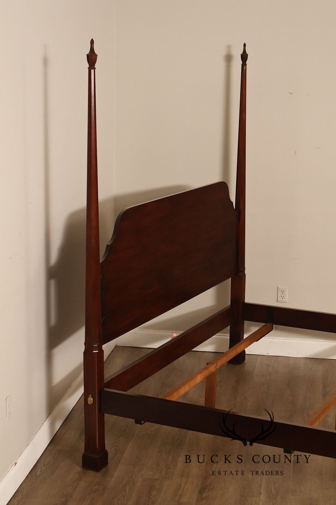 Henkel Harris Mahogany King Pencil Point Poster Bed