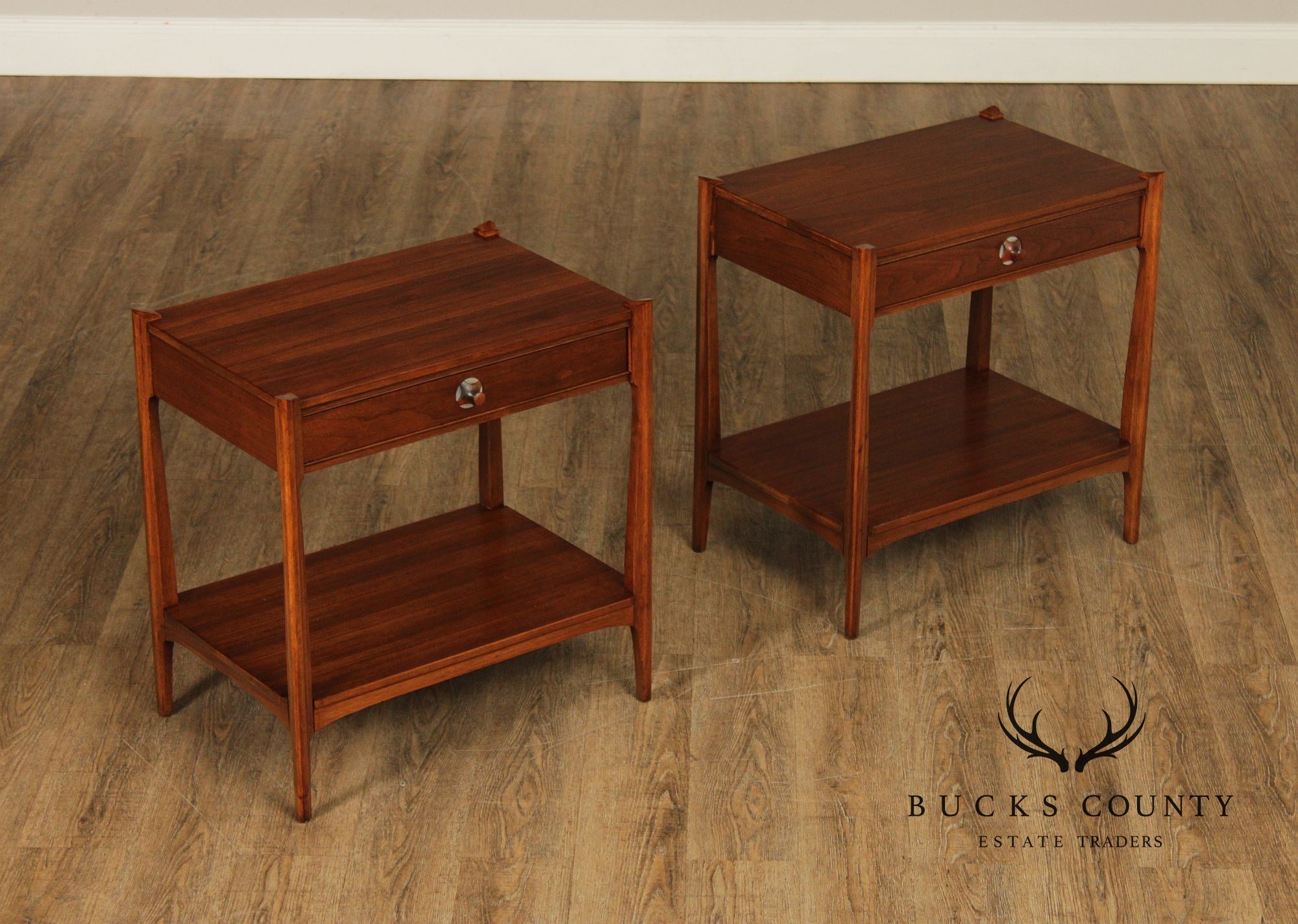 Thomasville Motif Mid Century Modern Walnut Pair Of One Drawer Nightstands