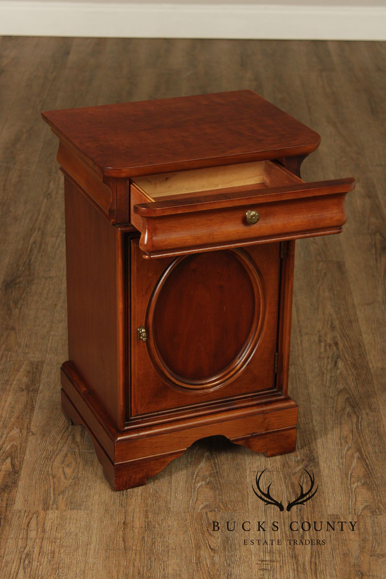 Lexington Furniture 'Chez Michelle' Bedside Cabinet Nightstand