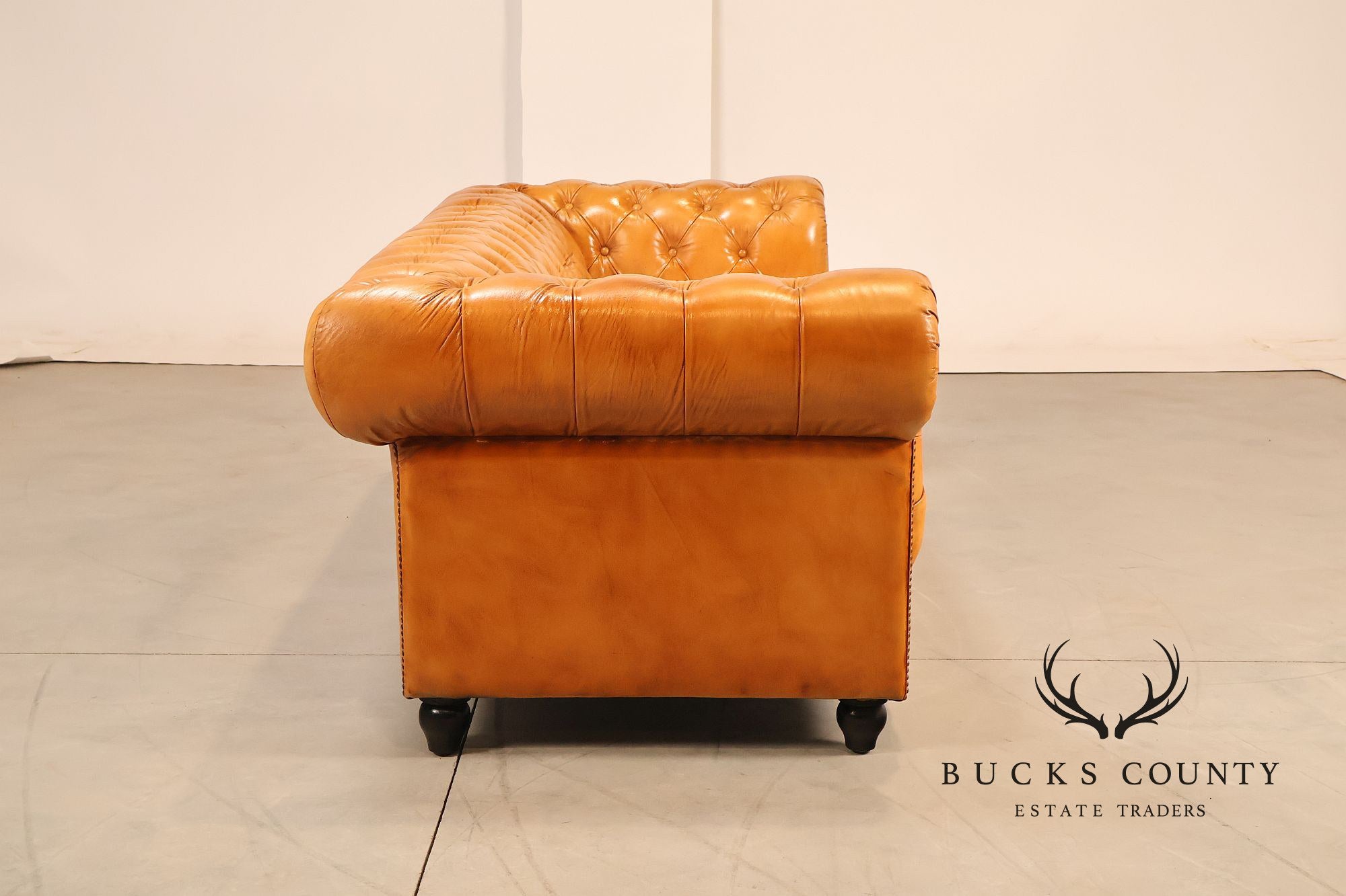 English Traditional Style Leather 'Cheyenne' Chesterfield Sofa