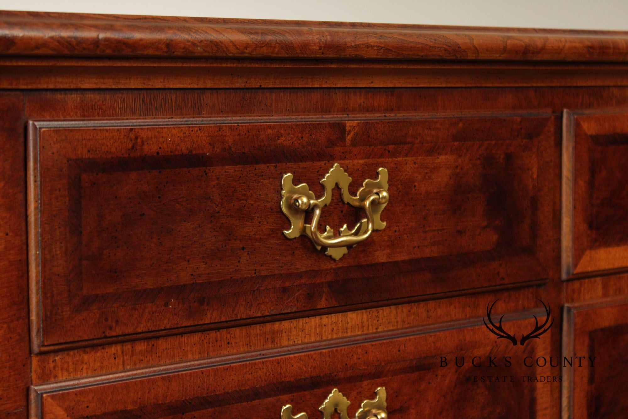 Henredon Aston Court Georgian Style Burled Mahogany Ten Drawer Dresser