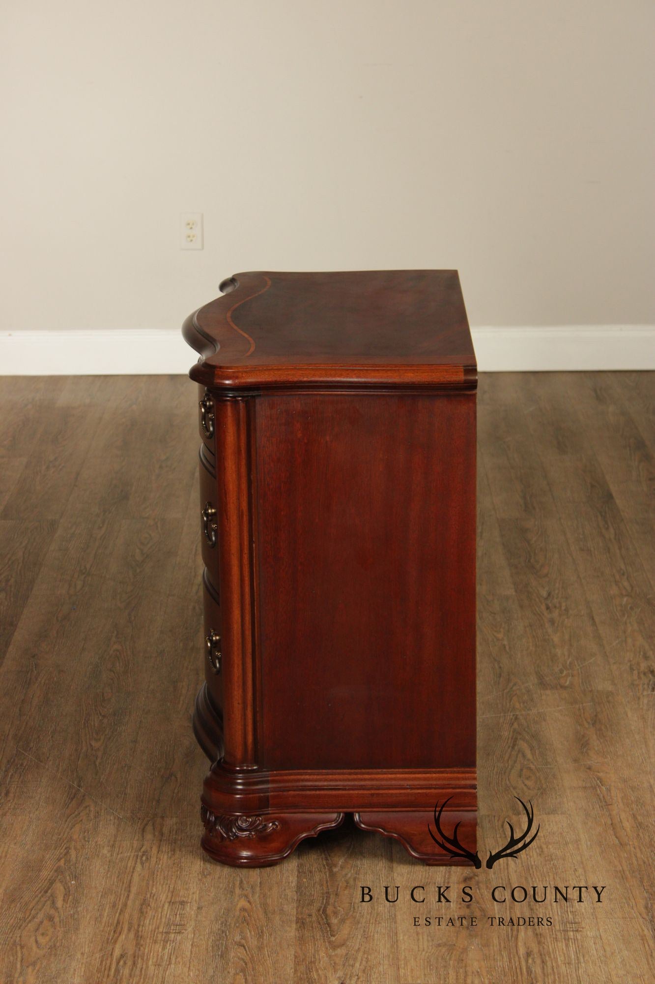 Thomasville 'Kent Park' Pair of Mahogany Nightstands