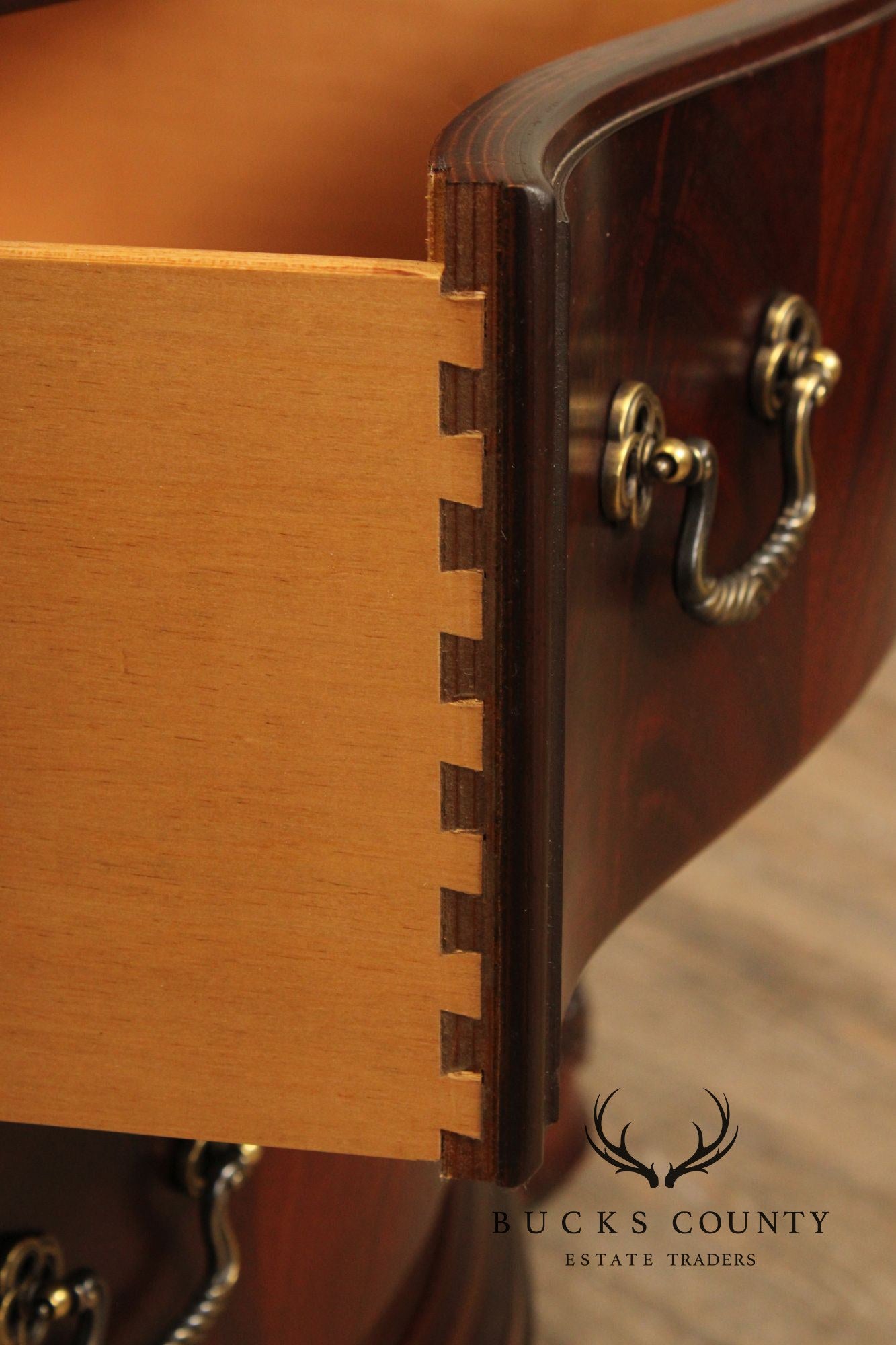 Thomasville 'Kent Park' Pair of Mahogany Nightstands
