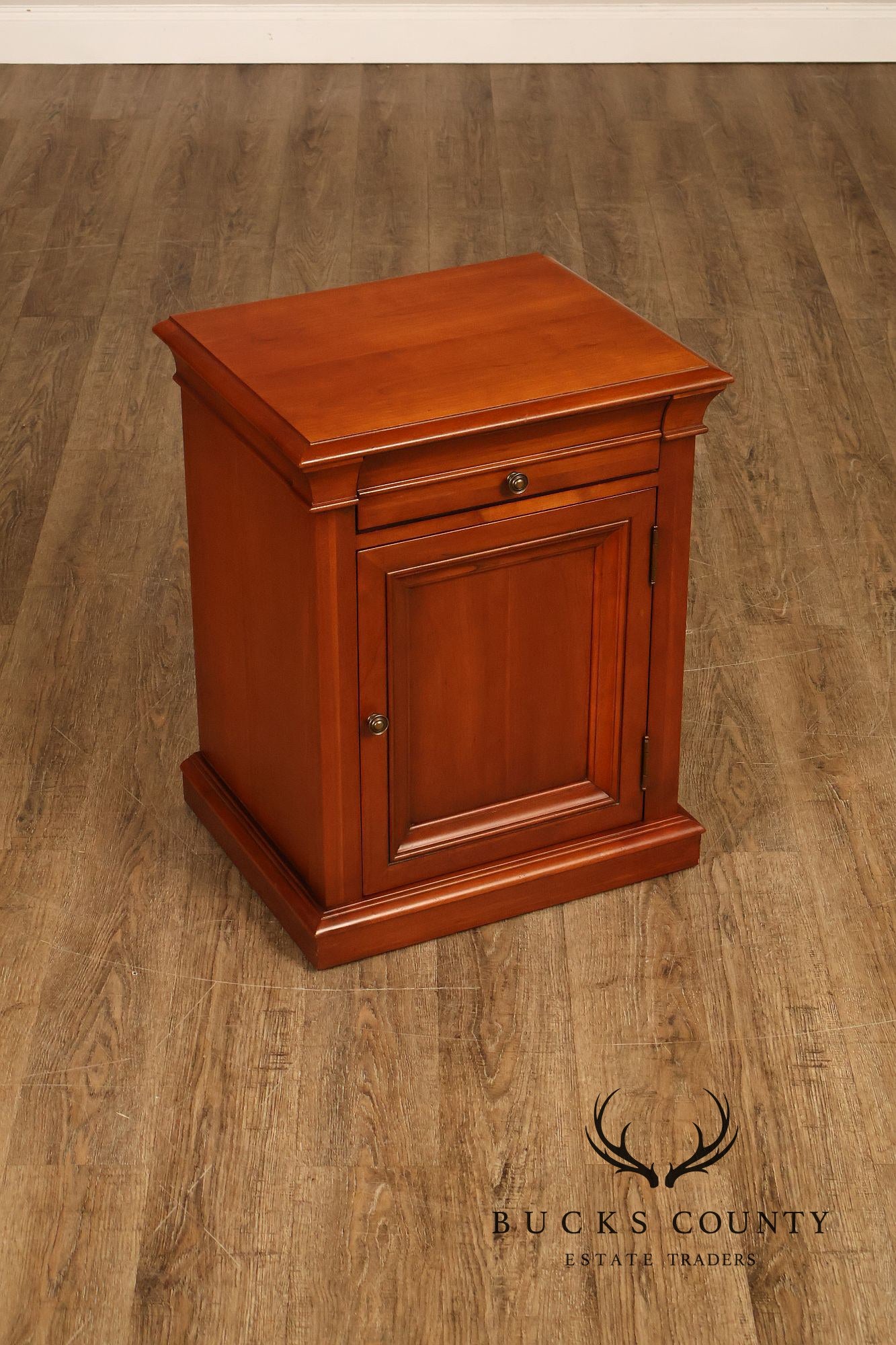 Ethan Allen 'Medallion' Pair of Cherry Bedside Cabinets Nightstands